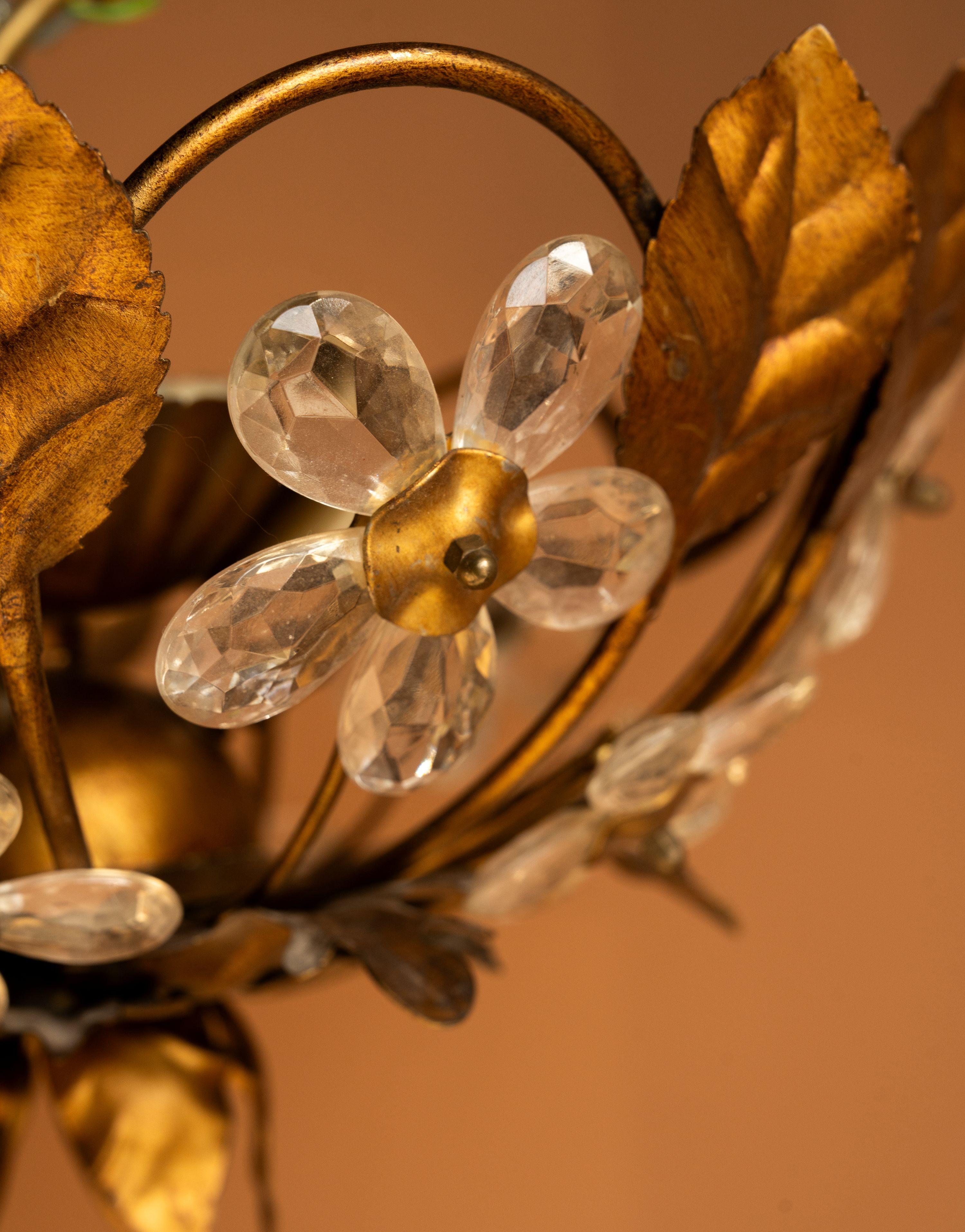 Belle et décorative lampe florentine italienne des années 1960, peinte à l'or, par Banci Firenze. En bon état et entièrement d'origine, quelques signes d'usure à noter sur les feuilles. La lampe offre 3 points lumineux cachés derrière les feuilles
