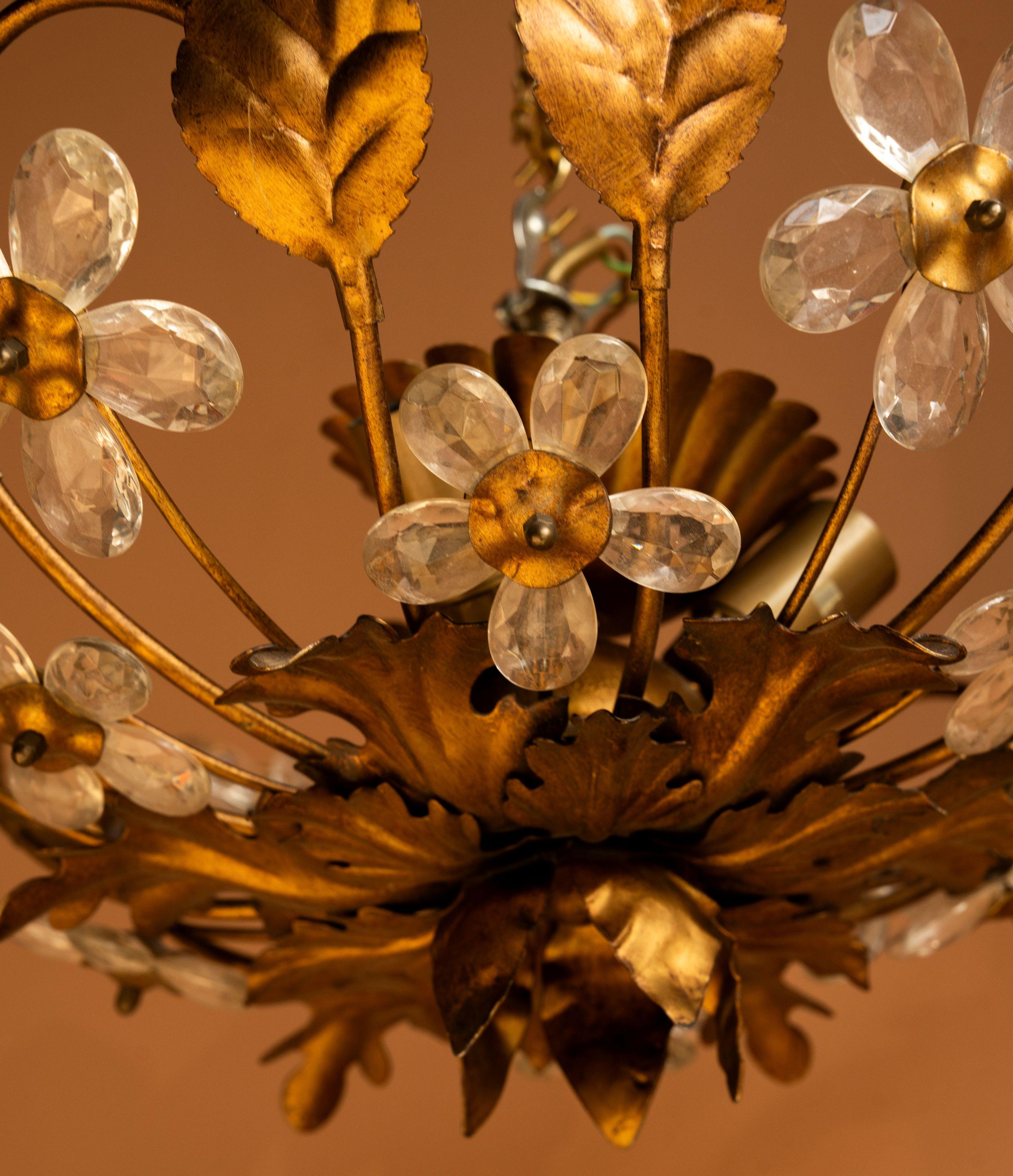 Mid-Century Modern Lights Florentine Gilt Flush Mount Light avec fleurs en verre en vente