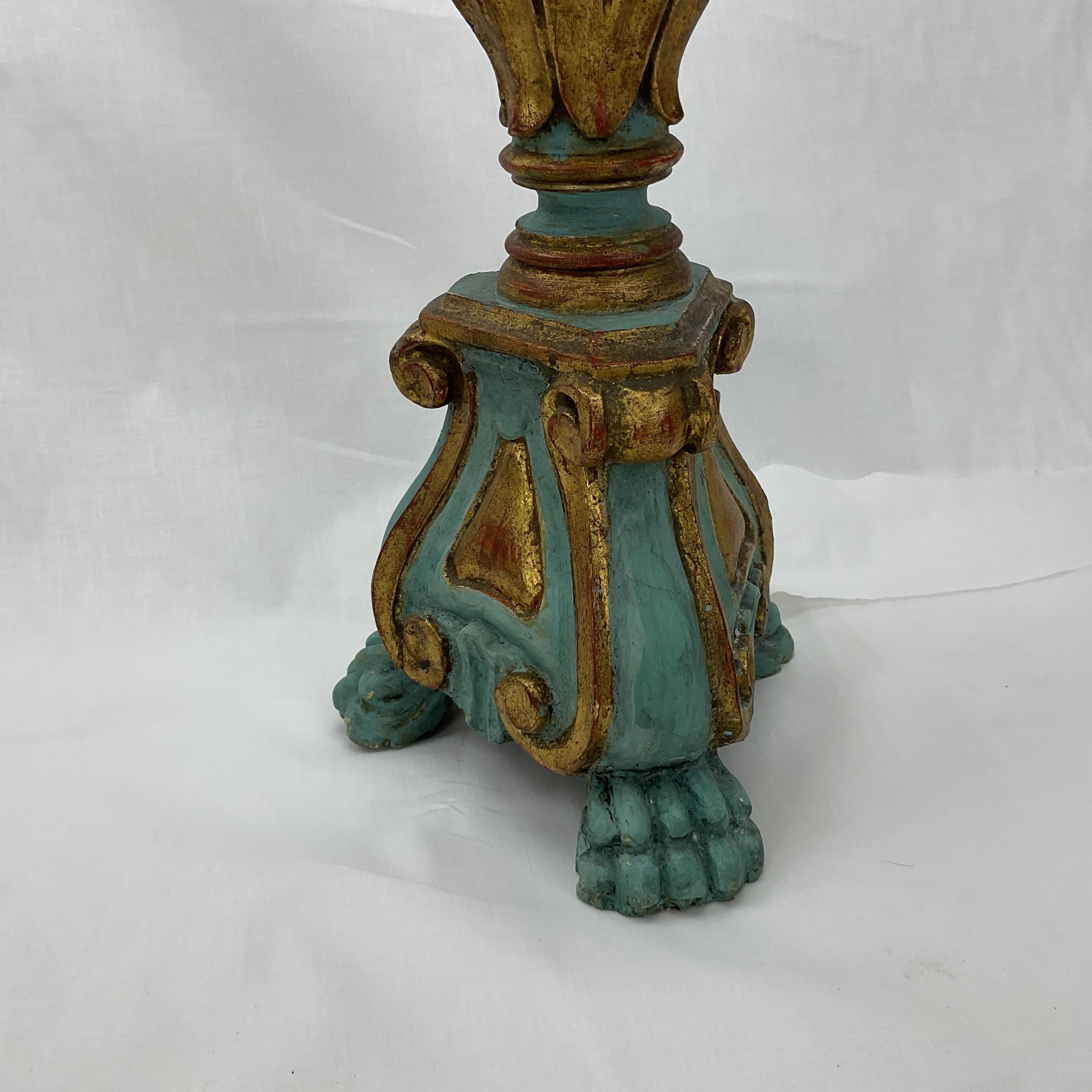 Lampes de table en bois doré Florentine avec abat-jour assortis peints à la main. Un style élégant et percutant. Je cherche simplement la planche latérale la plus élégante sur laquelle m'asseoir. Toutes les pièces ont été réalisées à la main et sont