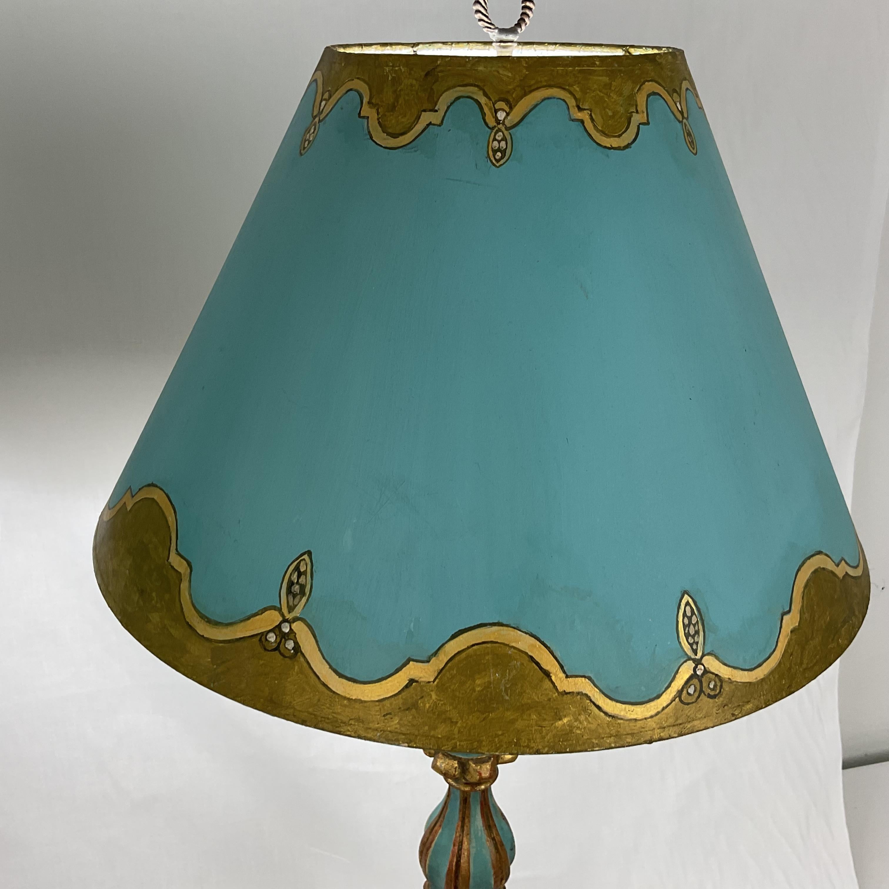 italien Lampes de table en bois doré Florentine avec abat-jour assortis peints à la main en vente