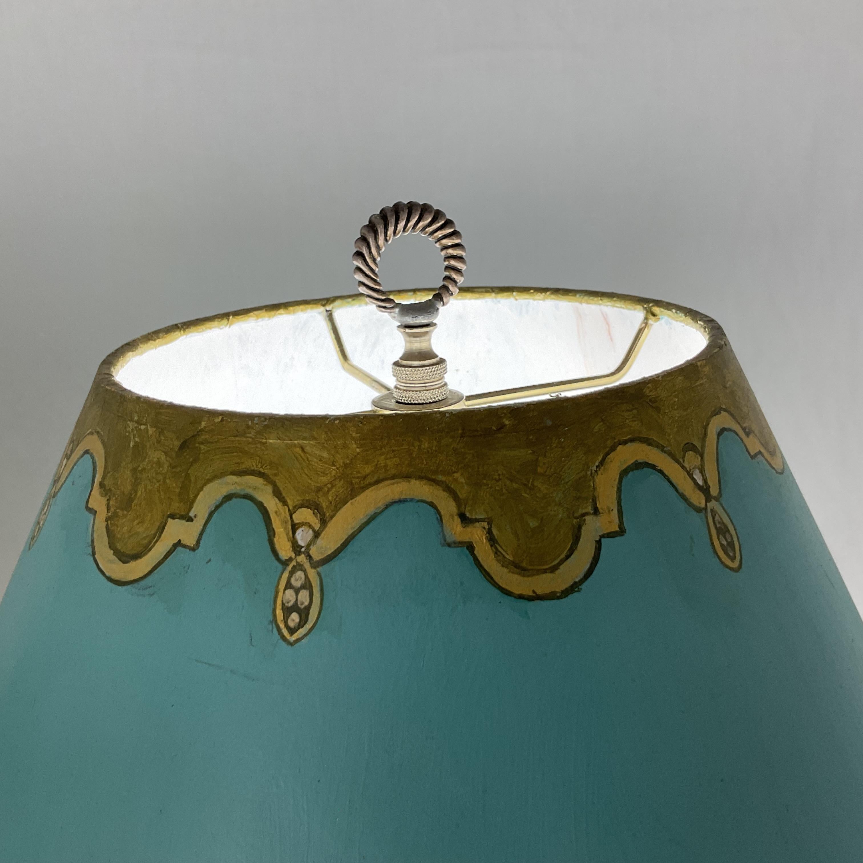 Milieu du XXe siècle Lampes de table en bois doré Florentine avec abat-jour assortis peints à la main en vente