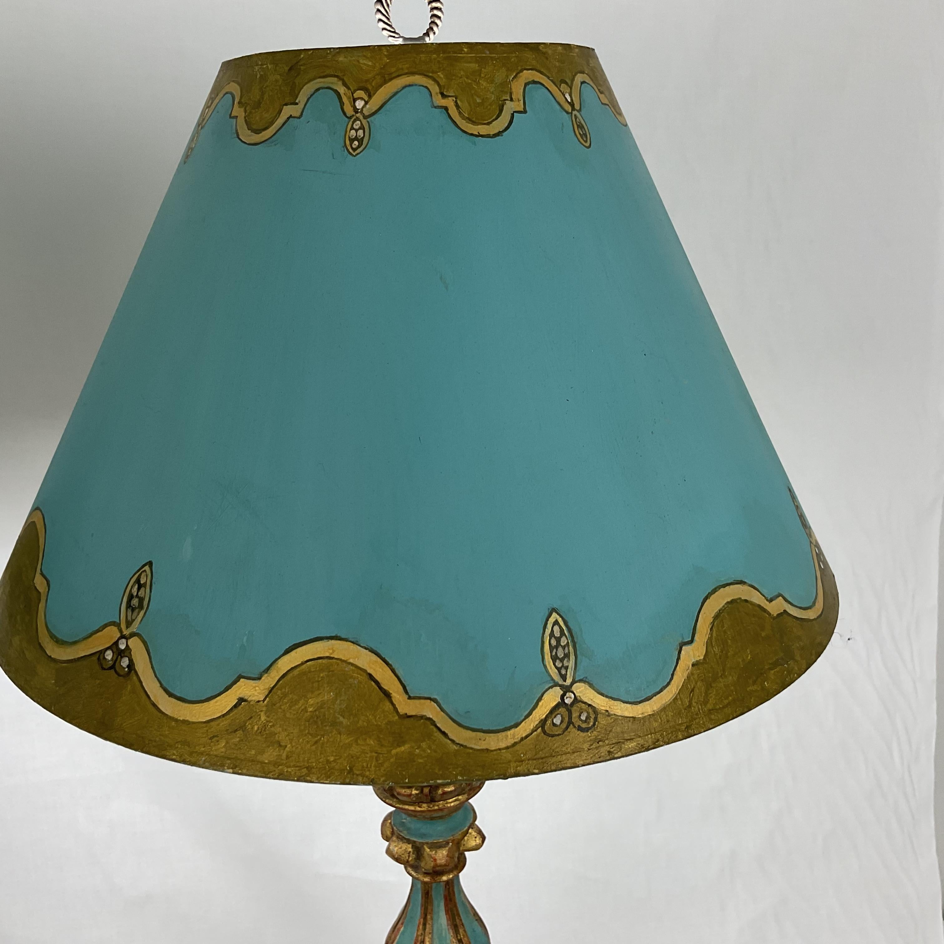 Bois doré Lampes de table en bois doré Florentine avec abat-jour assortis peints à la main en vente