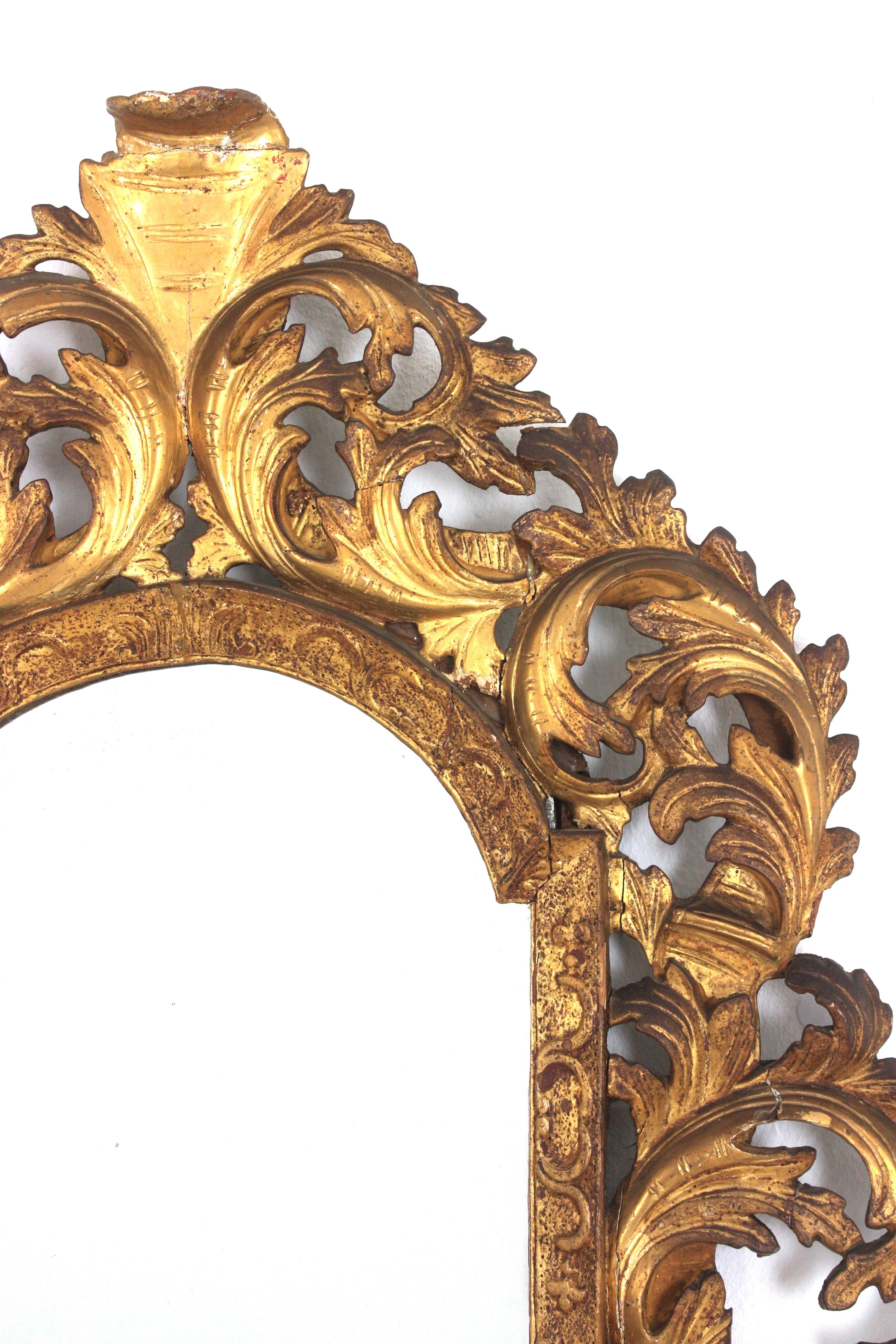 Florentine Giltwood Mirror with Foliage Frame and Arched Top In Fair Condition For Sale In Barcelona, ES