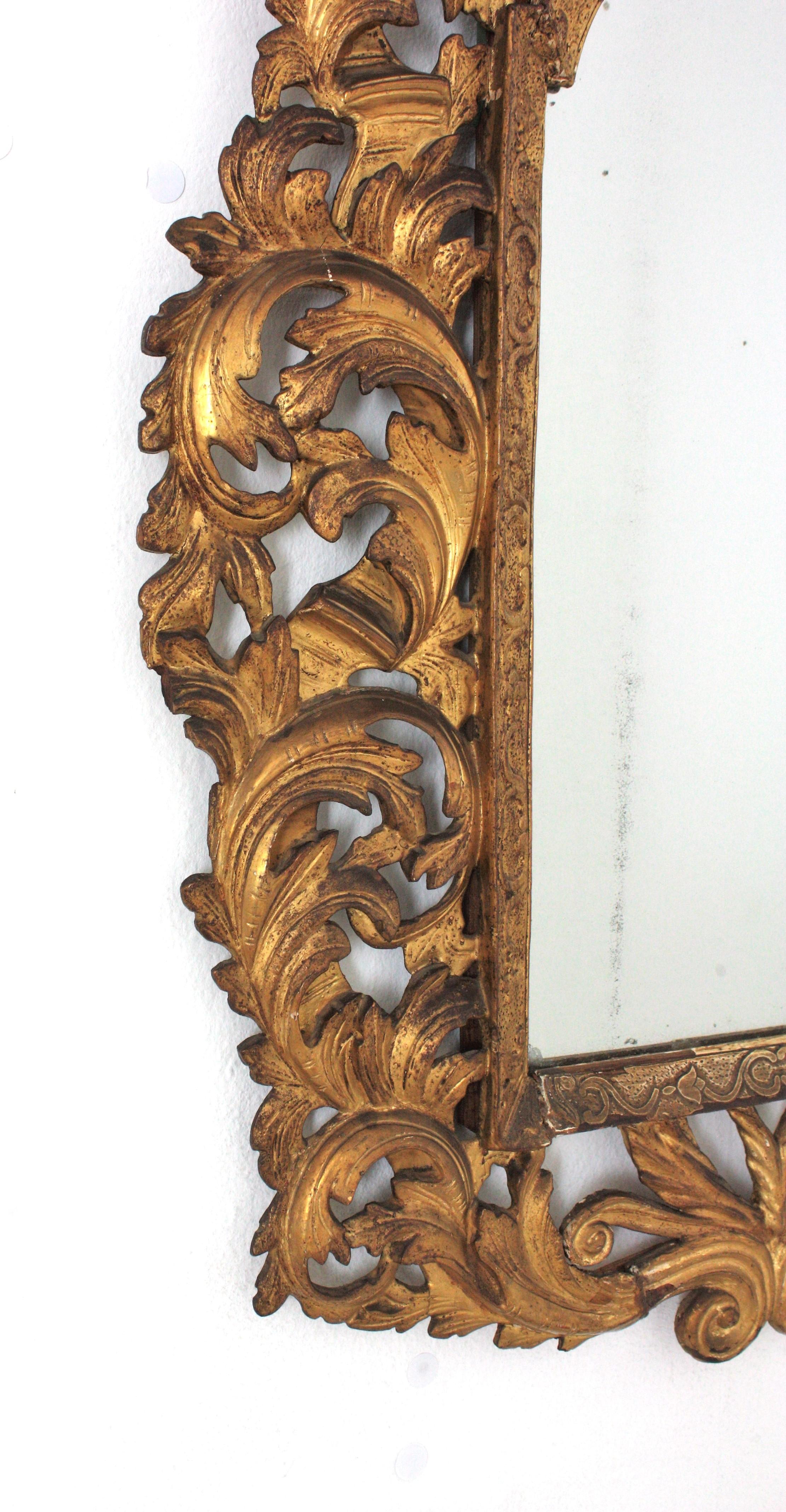 Specchio in legno dorato Florentine con cornice a fogliame e piano ad arco In condizioni discrete in vendita a Barcelona, ES