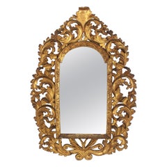 Miroir en bois doré Florentine avec cadre en feuillage et dessus arqué