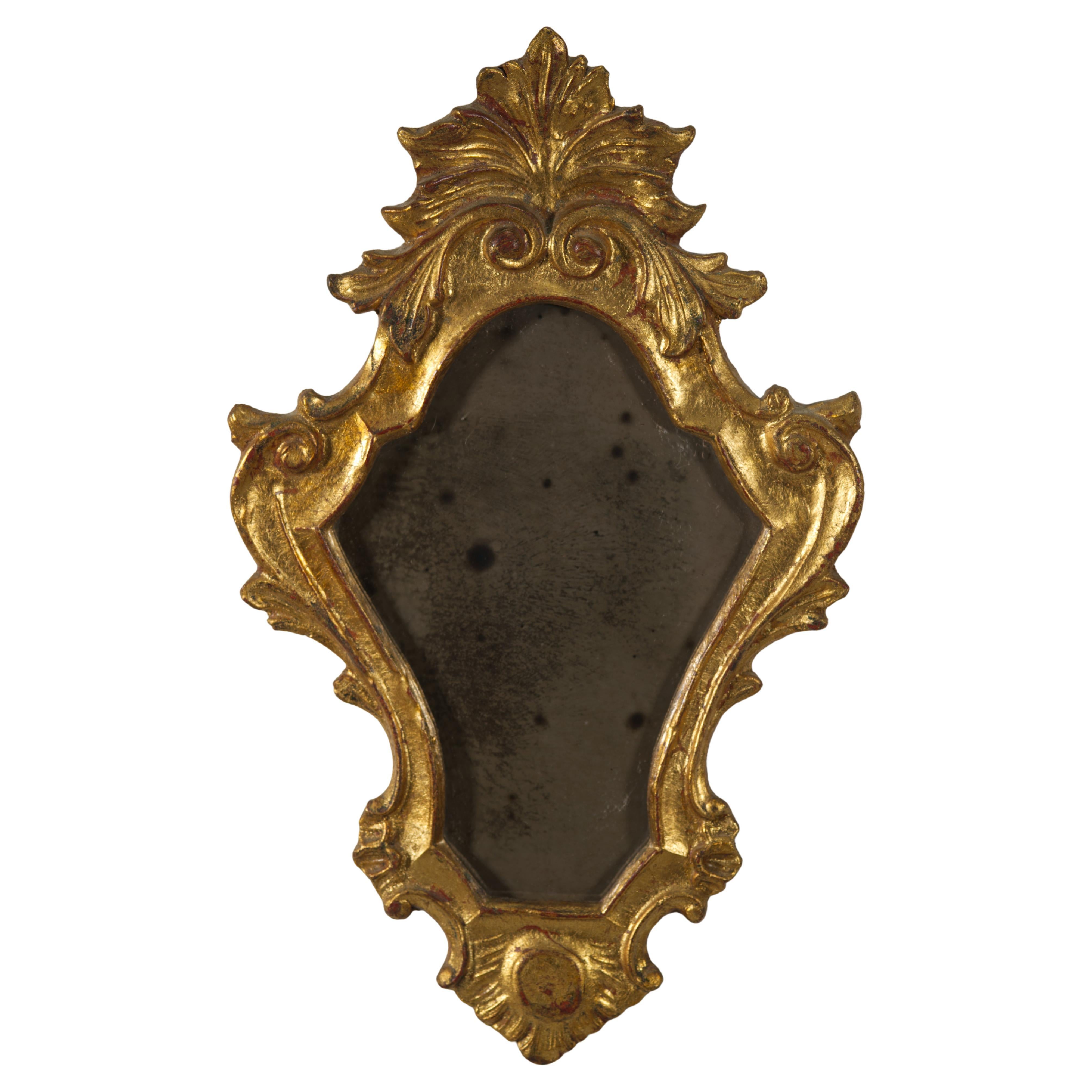 Espejo de pared de madera dorada florentina con volutas de follaje ornamentadas