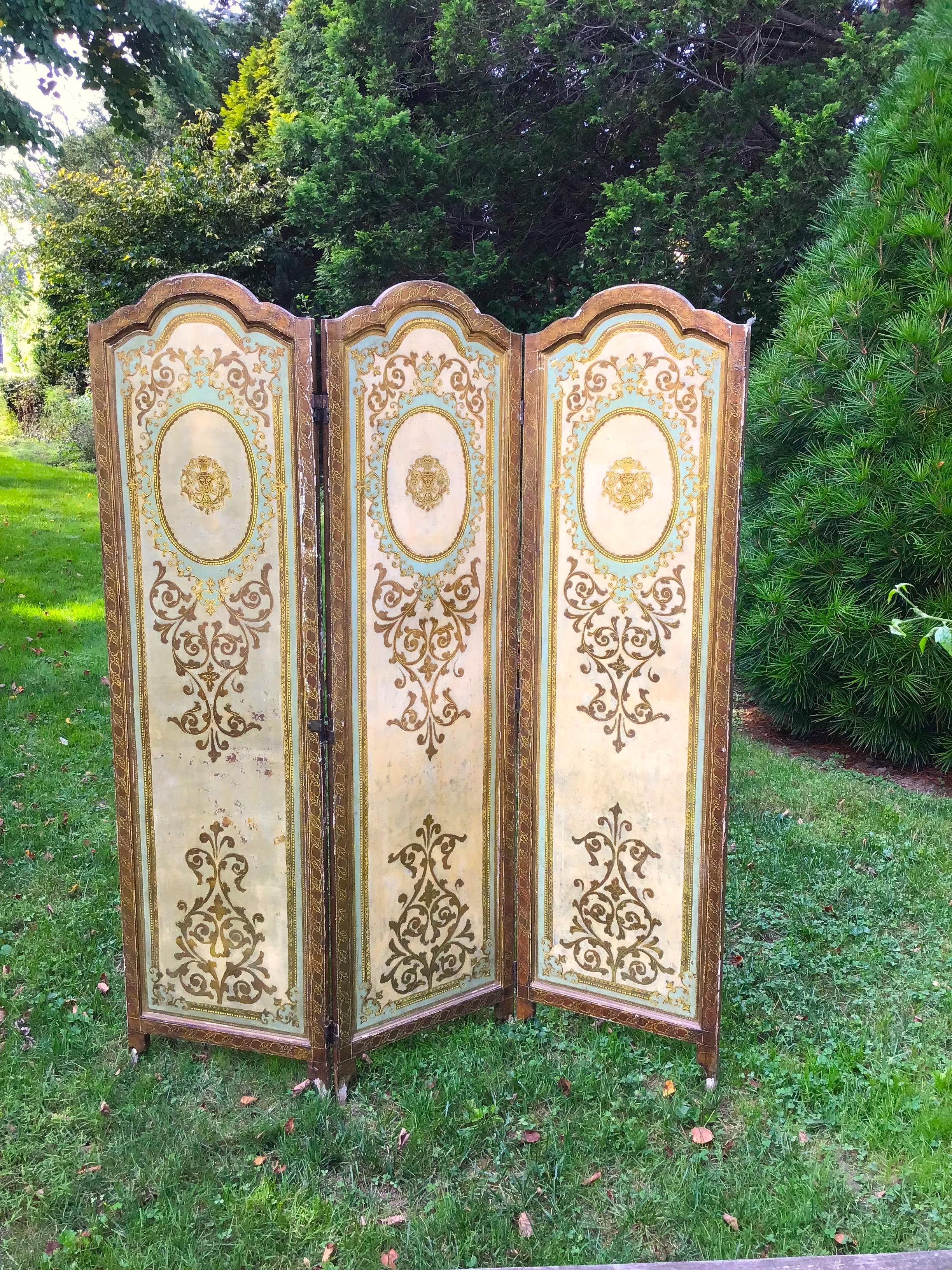 Florentine gold folding screen, Italian gilt boudoir screen, 3 panel room divider,
boudoir screen, dressing screen.

Please see photos for some cosmetic damage to feet and some missing hinge pins. Normal vintage wear on paint.