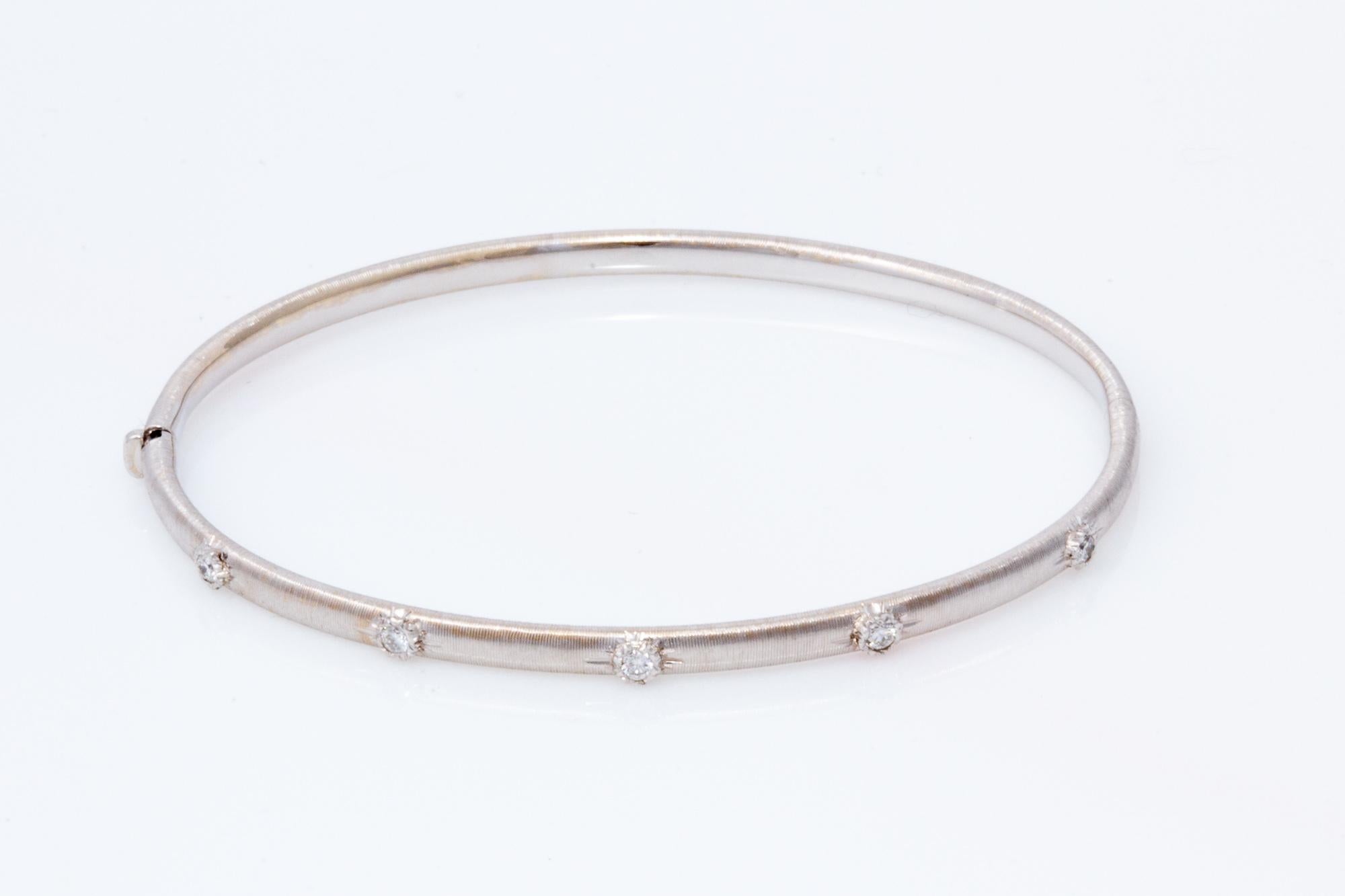 Taille ronde Bracelet jonc florentin gravé à la main en or 18 carats avec diamants en vente