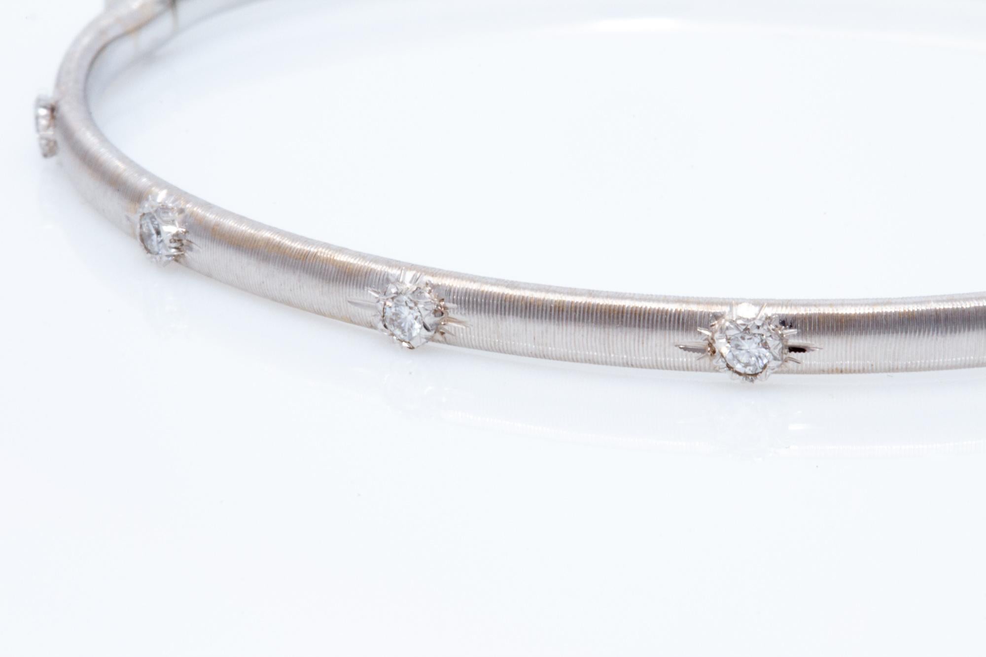 Bracelet jonc florentin gravé à la main en or 18 carats avec diamants Pour femmes en vente