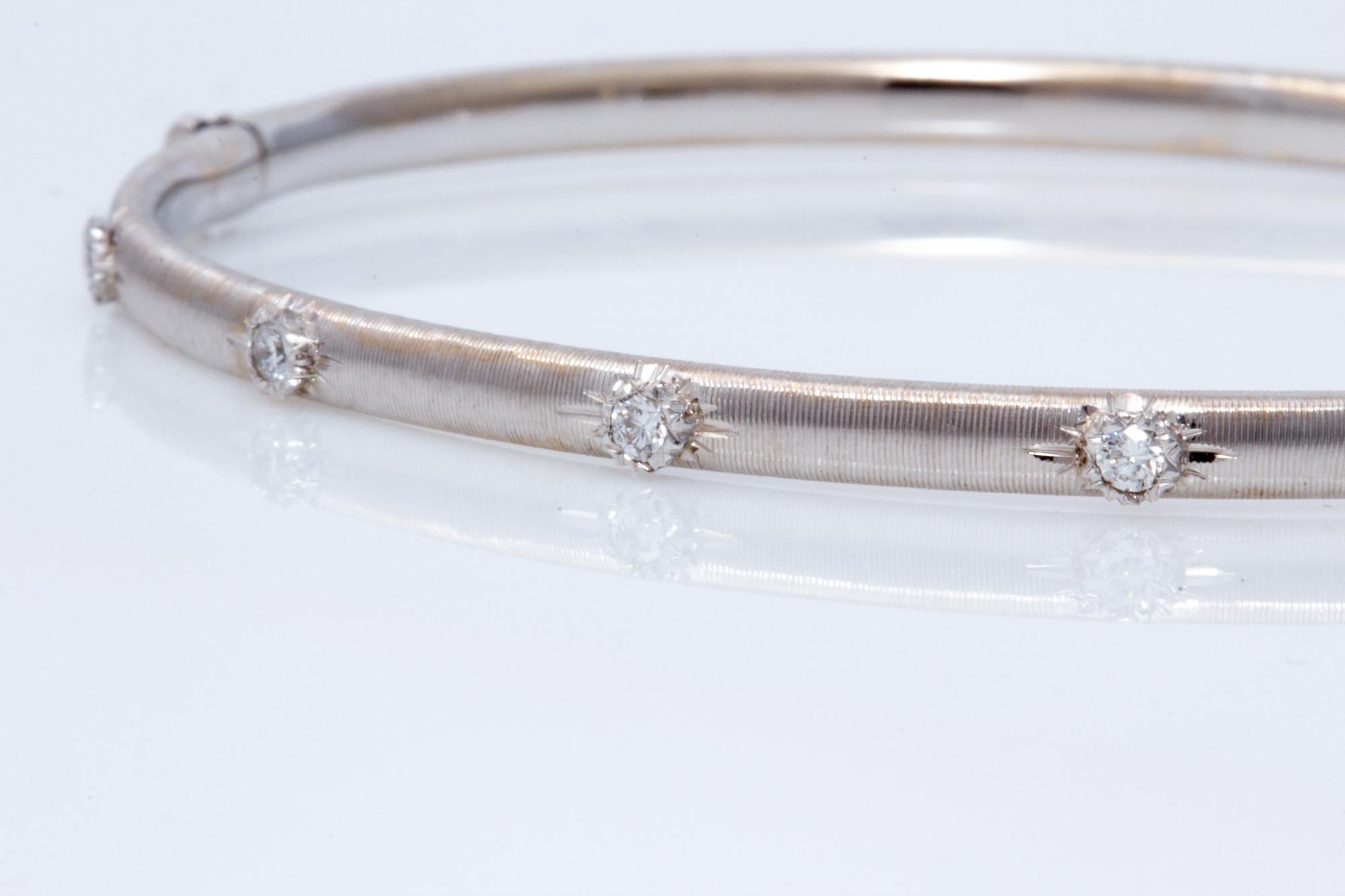 Bracelet jonc florentin gravé à la main en or 18 carats avec diamants en vente 1