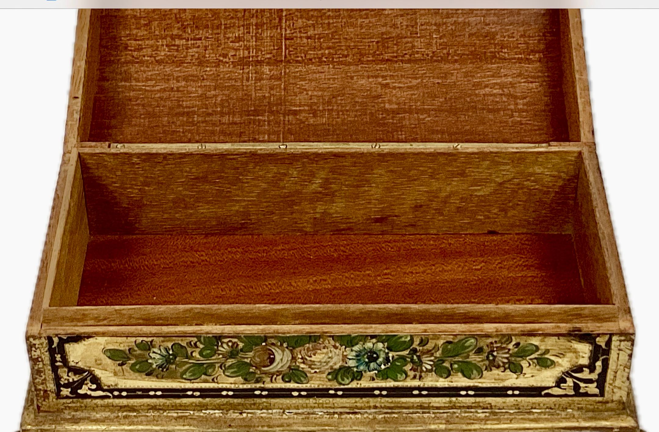 Caja de Baratijas Florentina de Madera Dorada Pintada a Mano con Pies de Pata siglo XX en venta