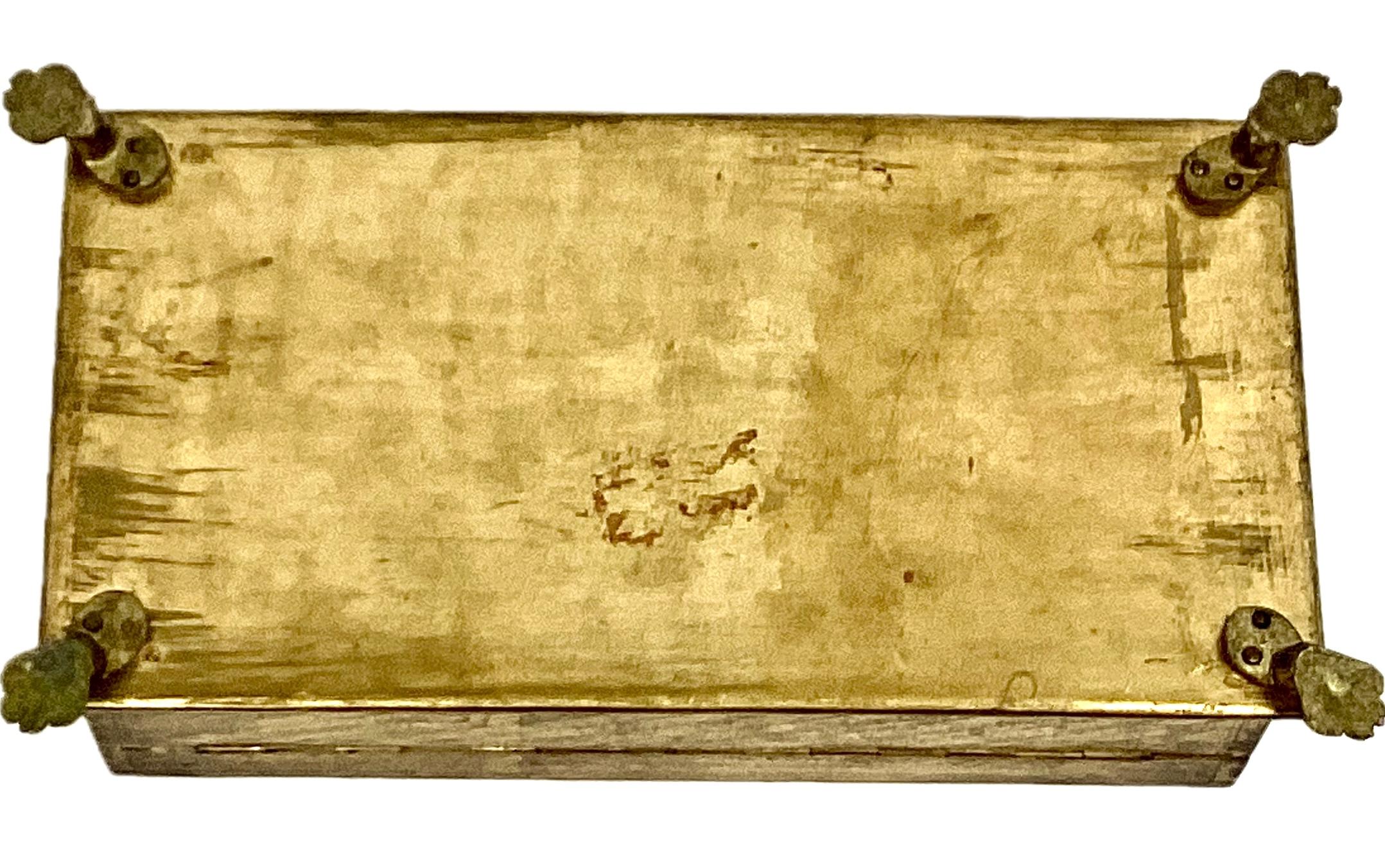 Caja de Baratijas Florentina de Madera Dorada Pintada a Mano con Pies de Pata en venta 2