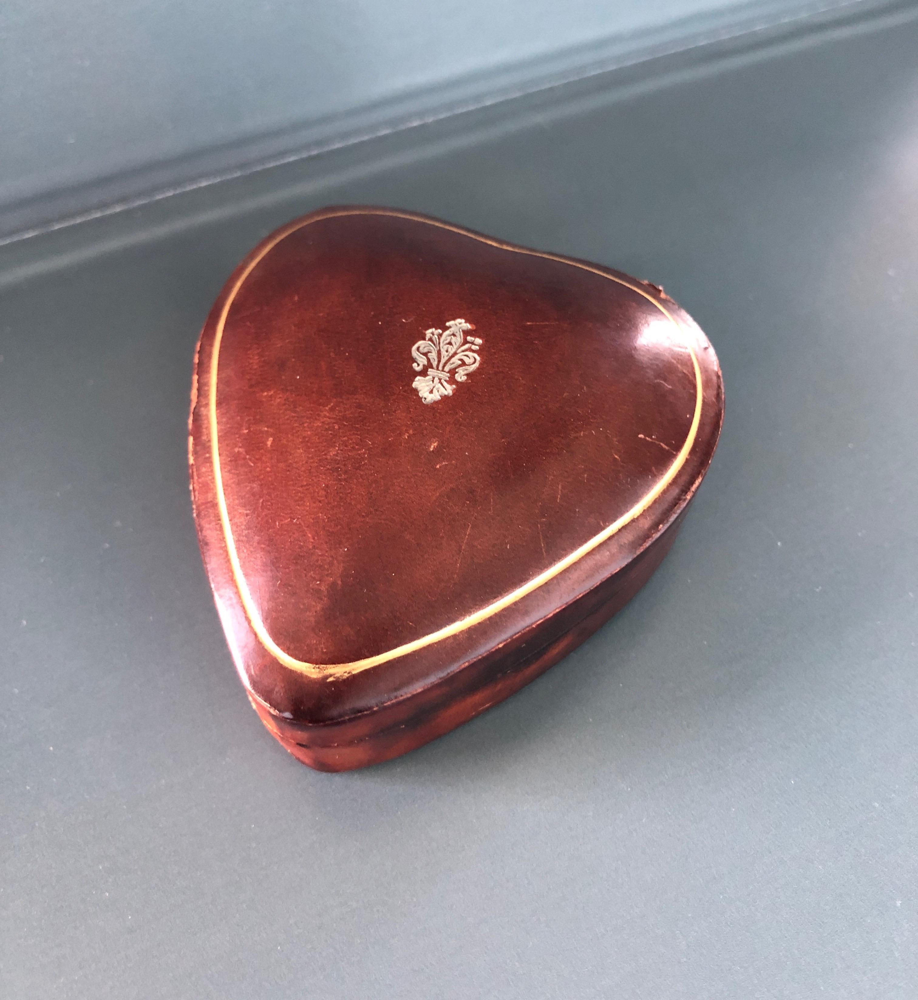 Florentine heart shaped vintage trinket embossed Italian leather box
In brown and gold
Stamped in the back: Genuine leather Made in Italy
Size: 2.5 x 2.5 0.25.