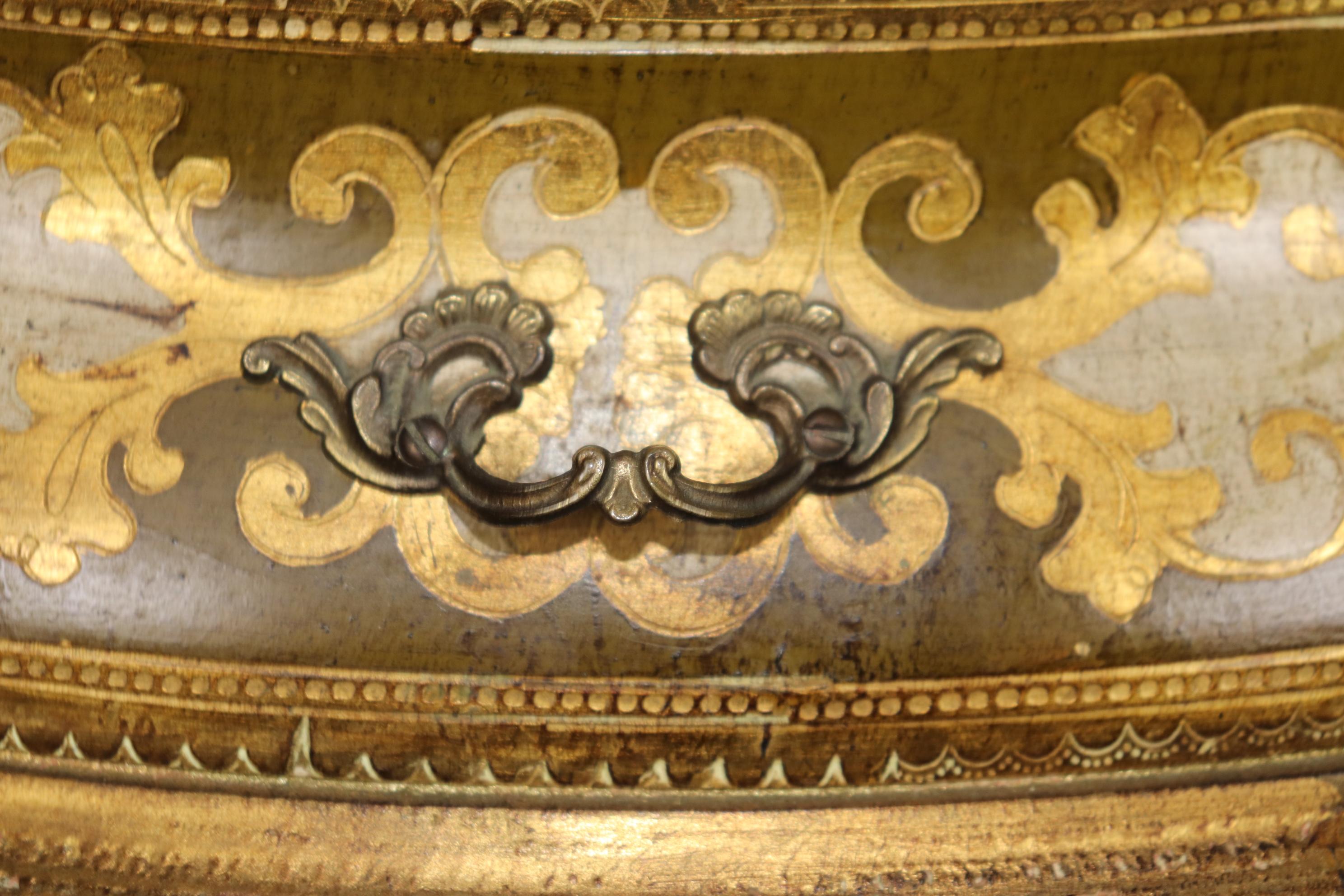 Armadio d'angolo dorato e decorato con vernice Florentine 1930 in vendita 3