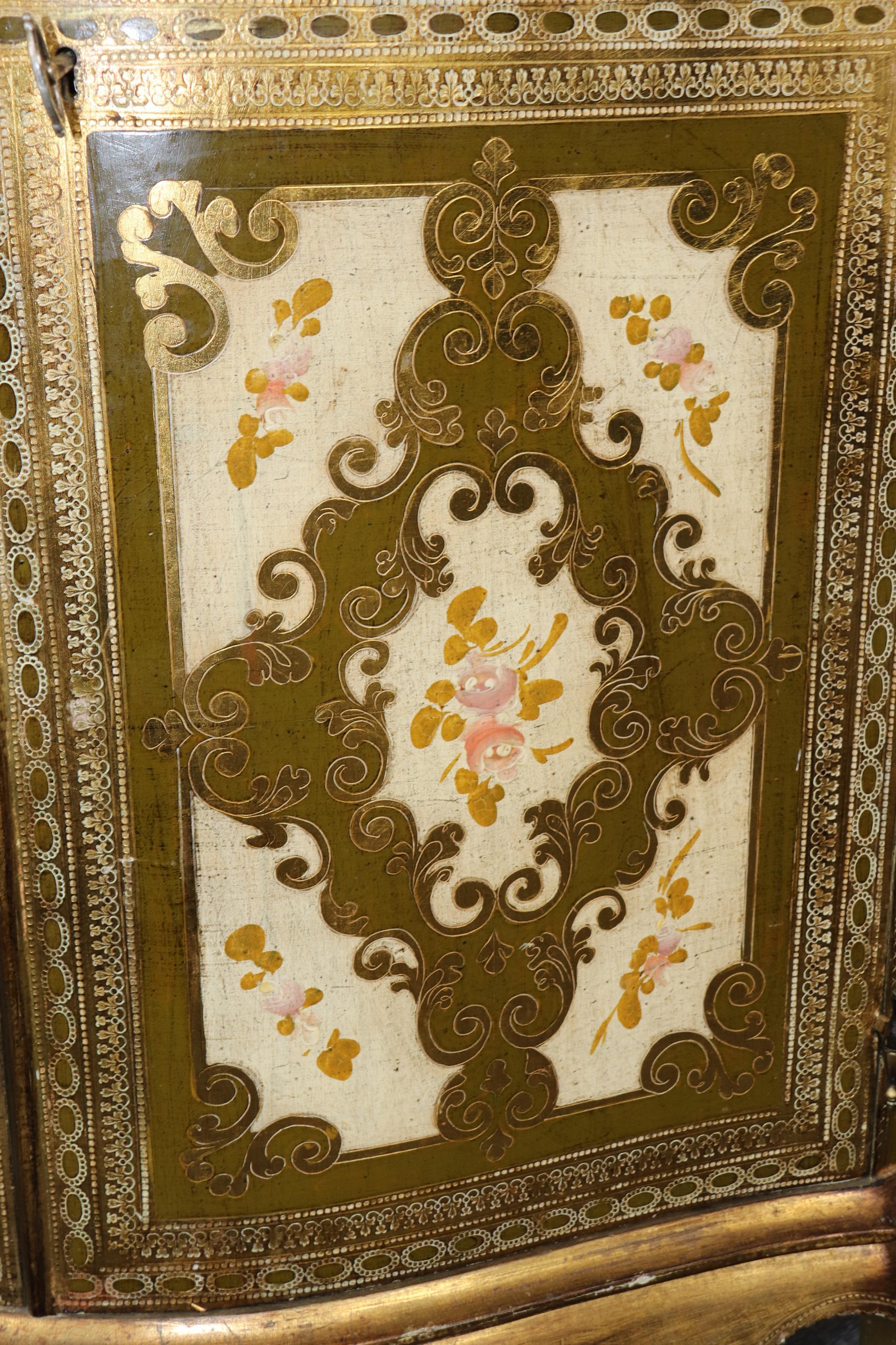Luigi XV Armadio d'angolo dorato e decorato con vernice Florentine 1930 in vendita