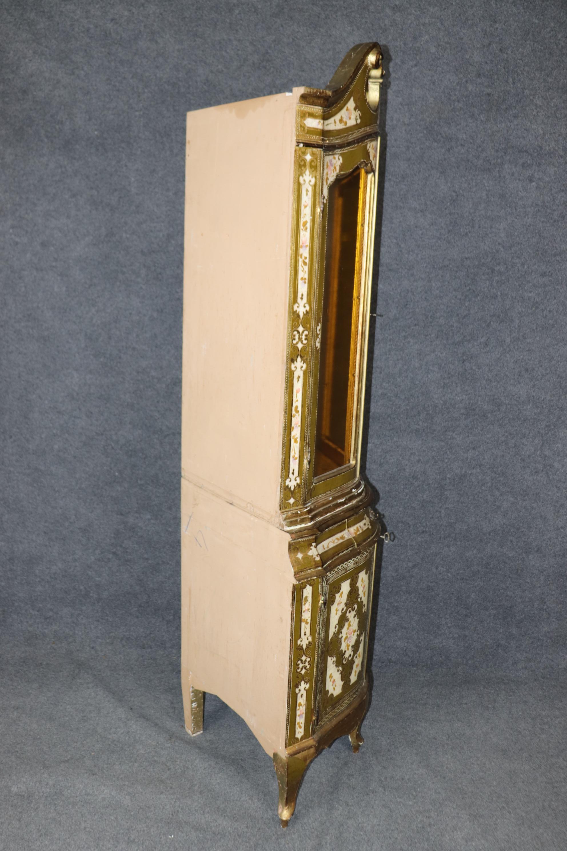 Armadio d'angolo dorato e decorato con vernice Florentine 1930 In condizioni buone in vendita a Swedesboro, NJ