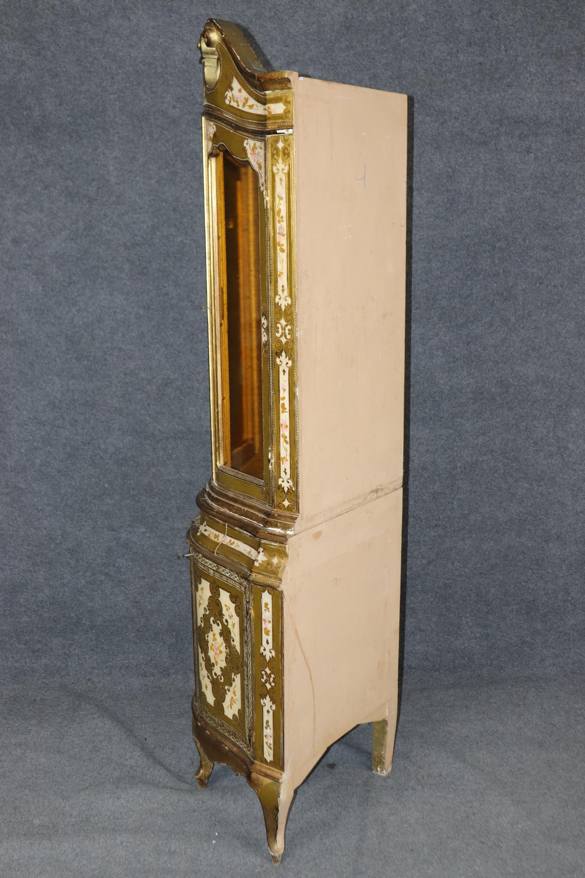 Metà XX secolo Armadio d'angolo dorato e decorato con vernice Florentine 1930 in vendita