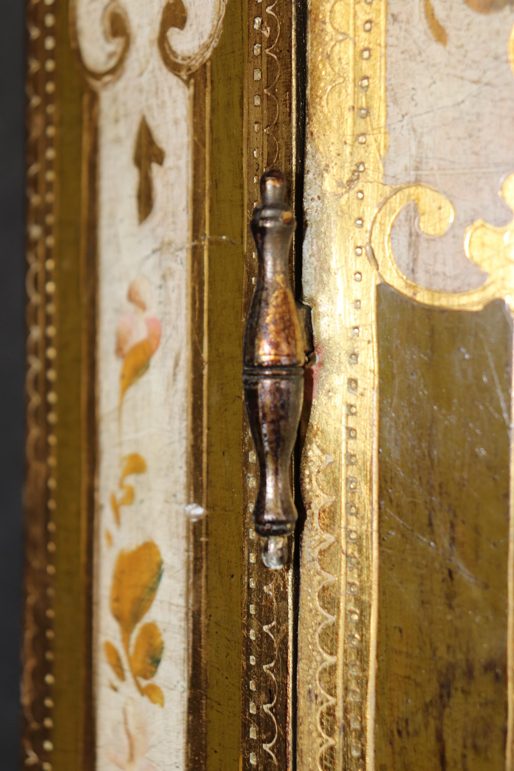 Armadio d'angolo dorato e decorato con vernice Florentine 1930 in vendita 1