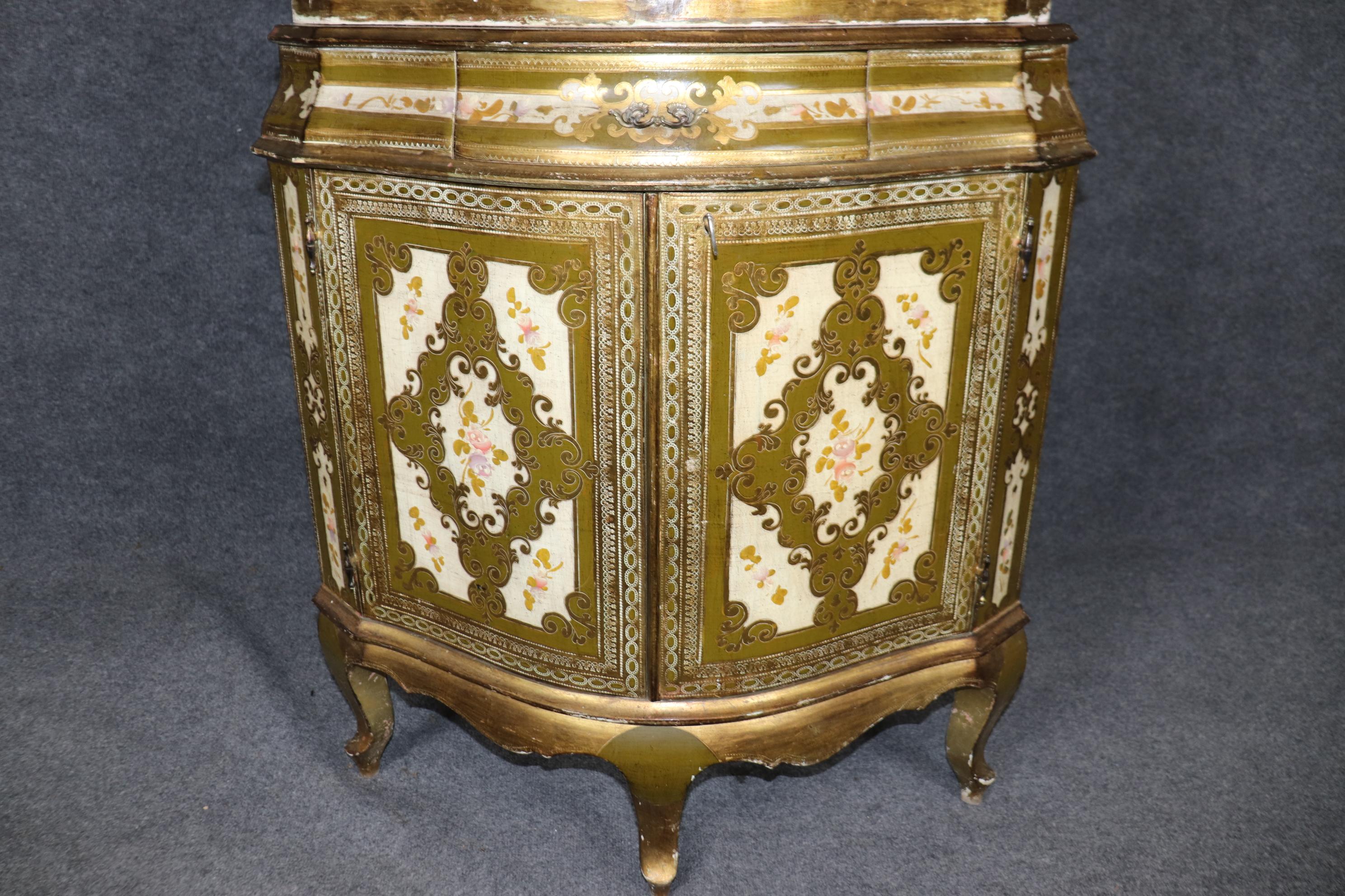 Armadio d'angolo dorato e decorato con vernice Florentine 1930 in vendita 2