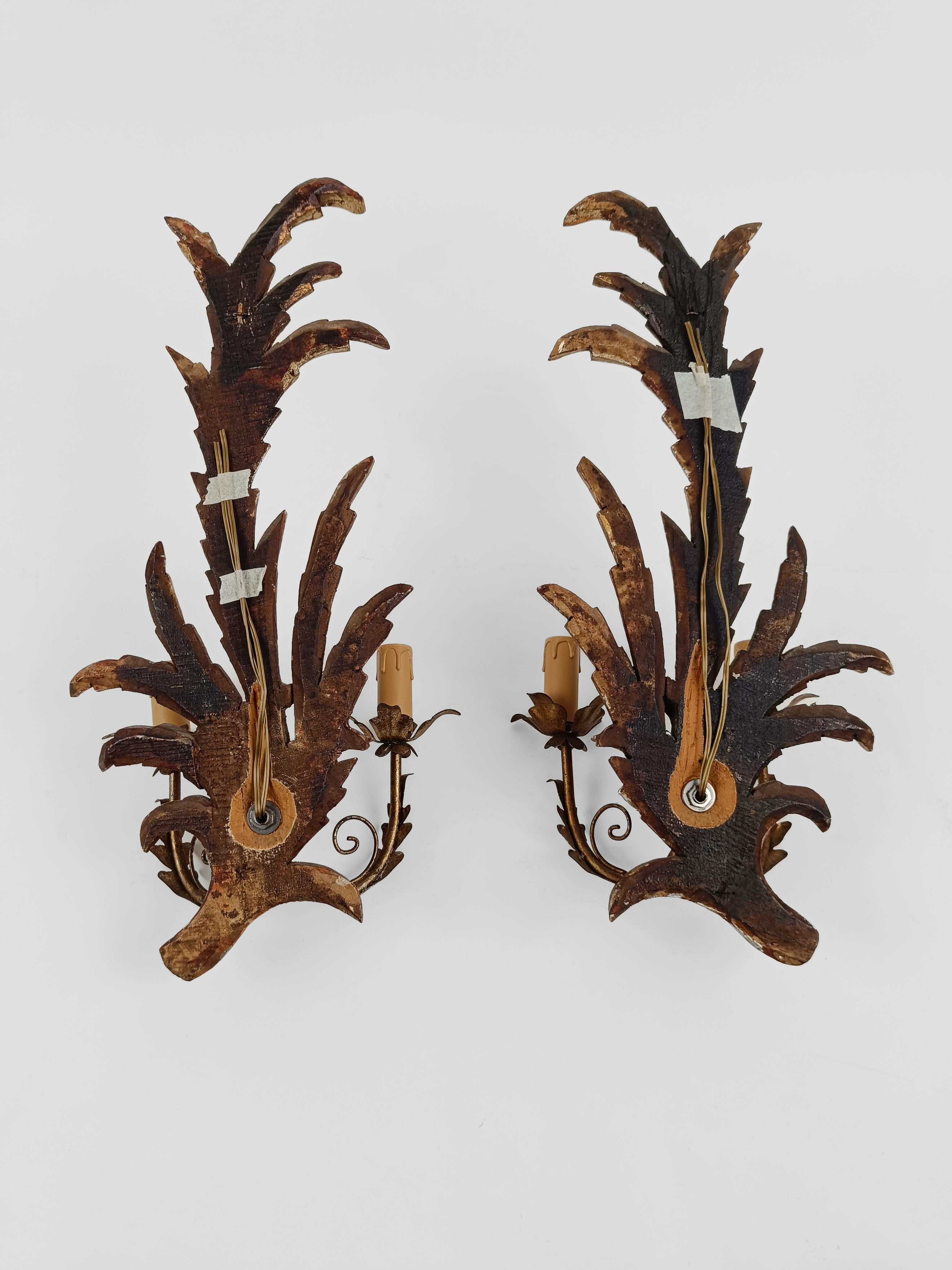 Florentine Italian Pair of Giltwood Leaf  Wall Lights Sconces in Baroque Style For Sale 4