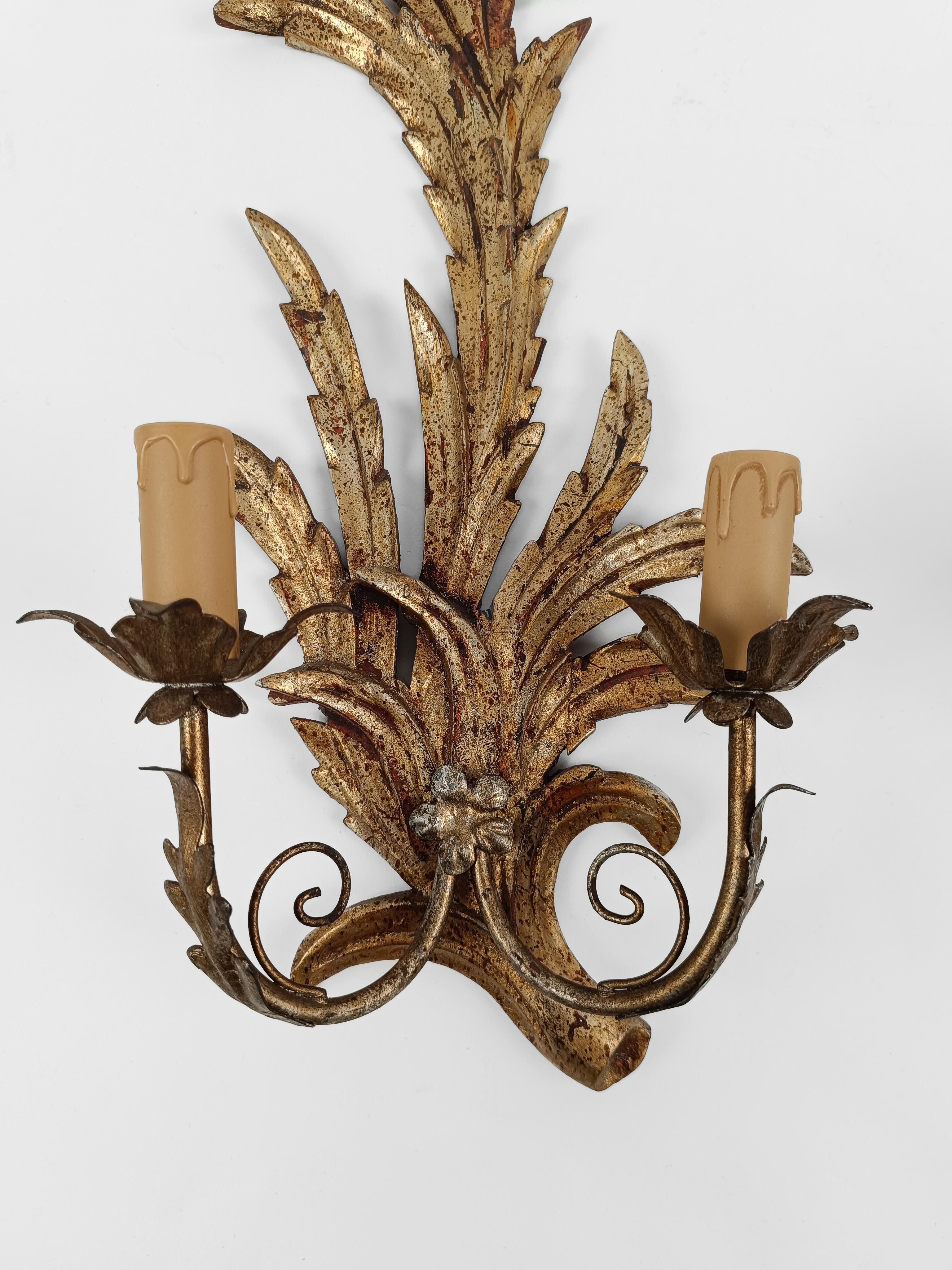 Coppia di foglie in legno dorato Florentine  Applique da parete in stile barocco in vendita 1