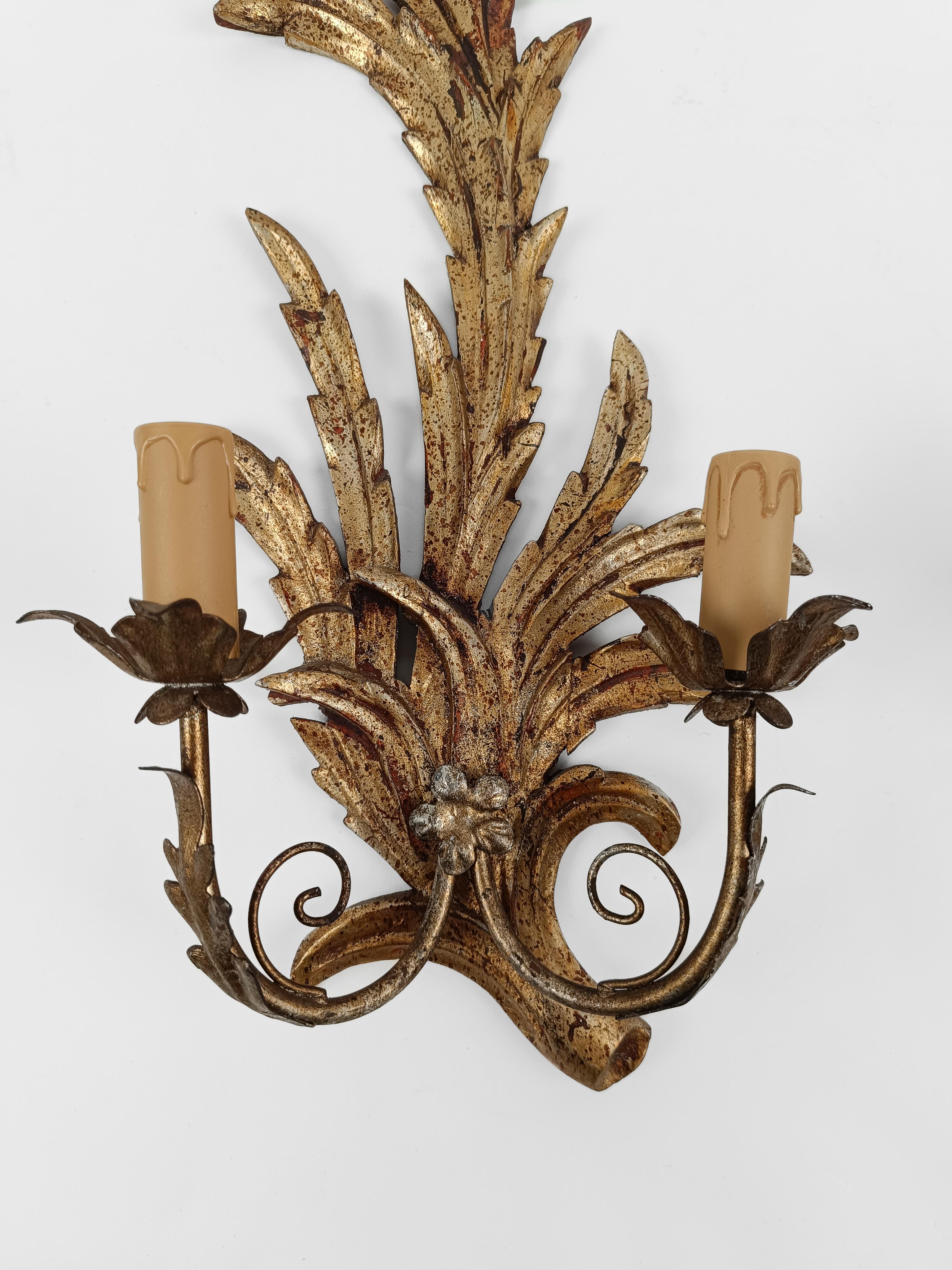 Florentine Italian Pair of Giltwood Leaf  Wall Lights Sconces in Baroque Style For Sale 5