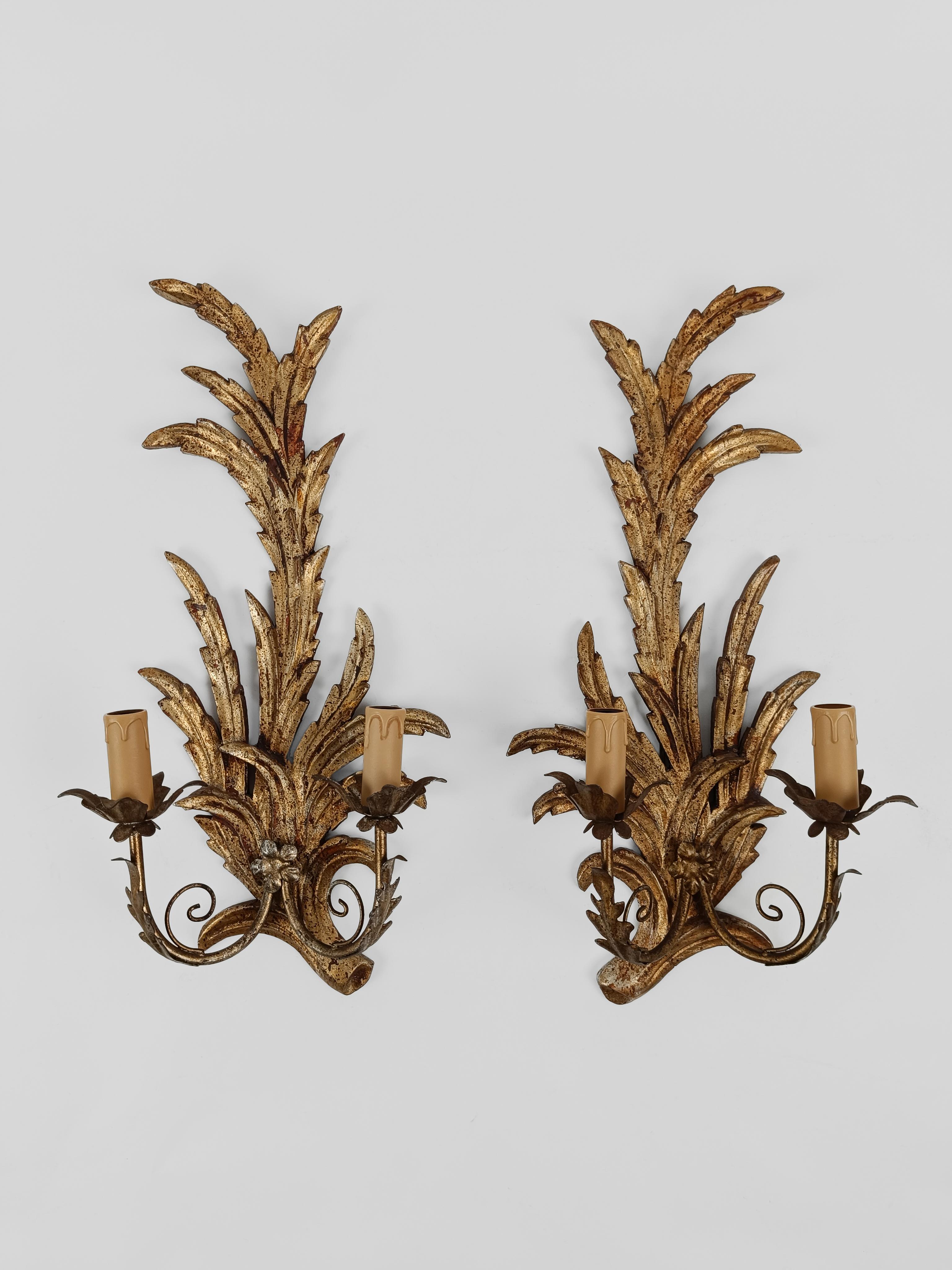 Florentine Italian Pair of Giltwood Leaf  Wall Lights Sconces in Baroque Style For Sale 3