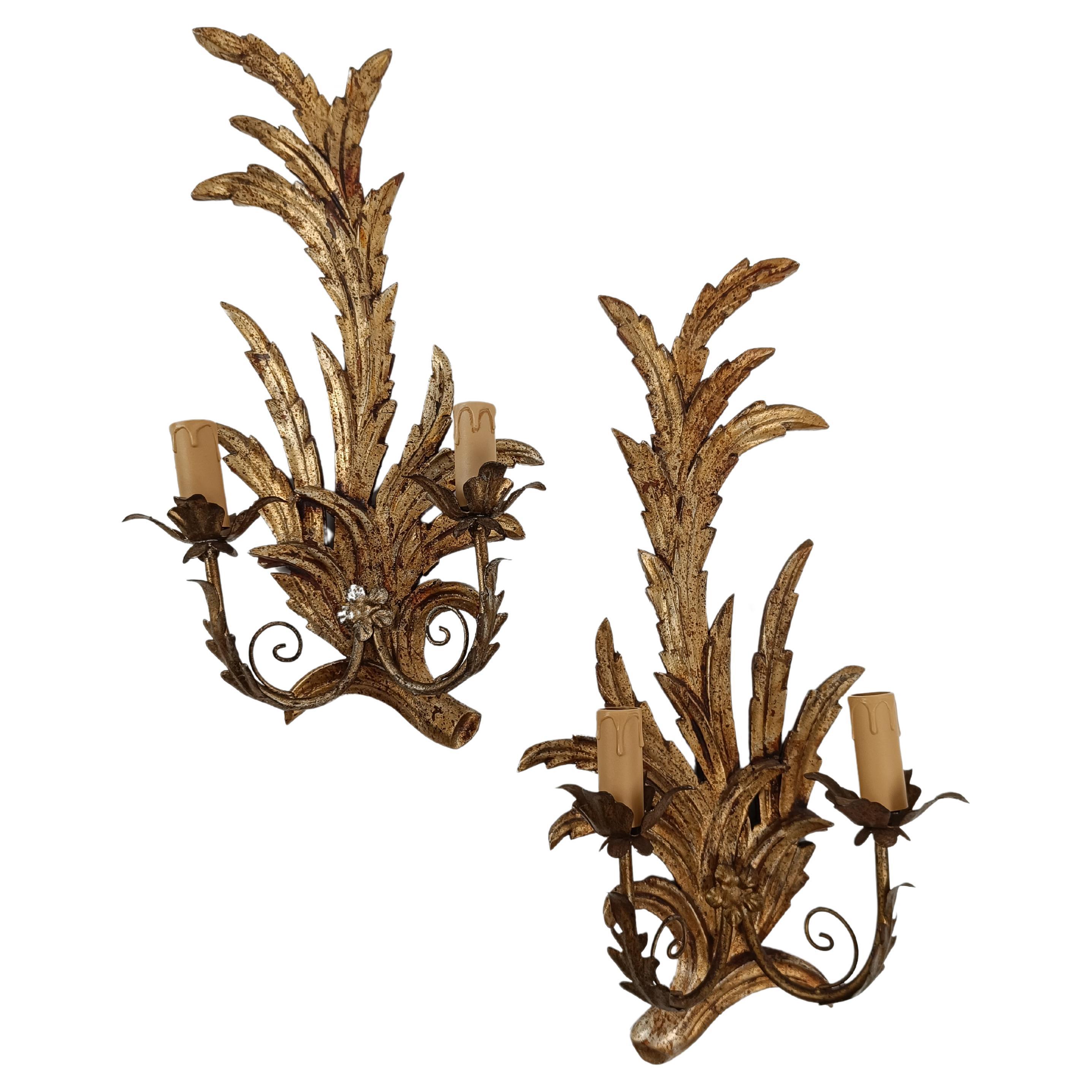 Florentine Italian Pair of Giltwood Leaf  Wall Lights Sconces in Baroque Style For Sale