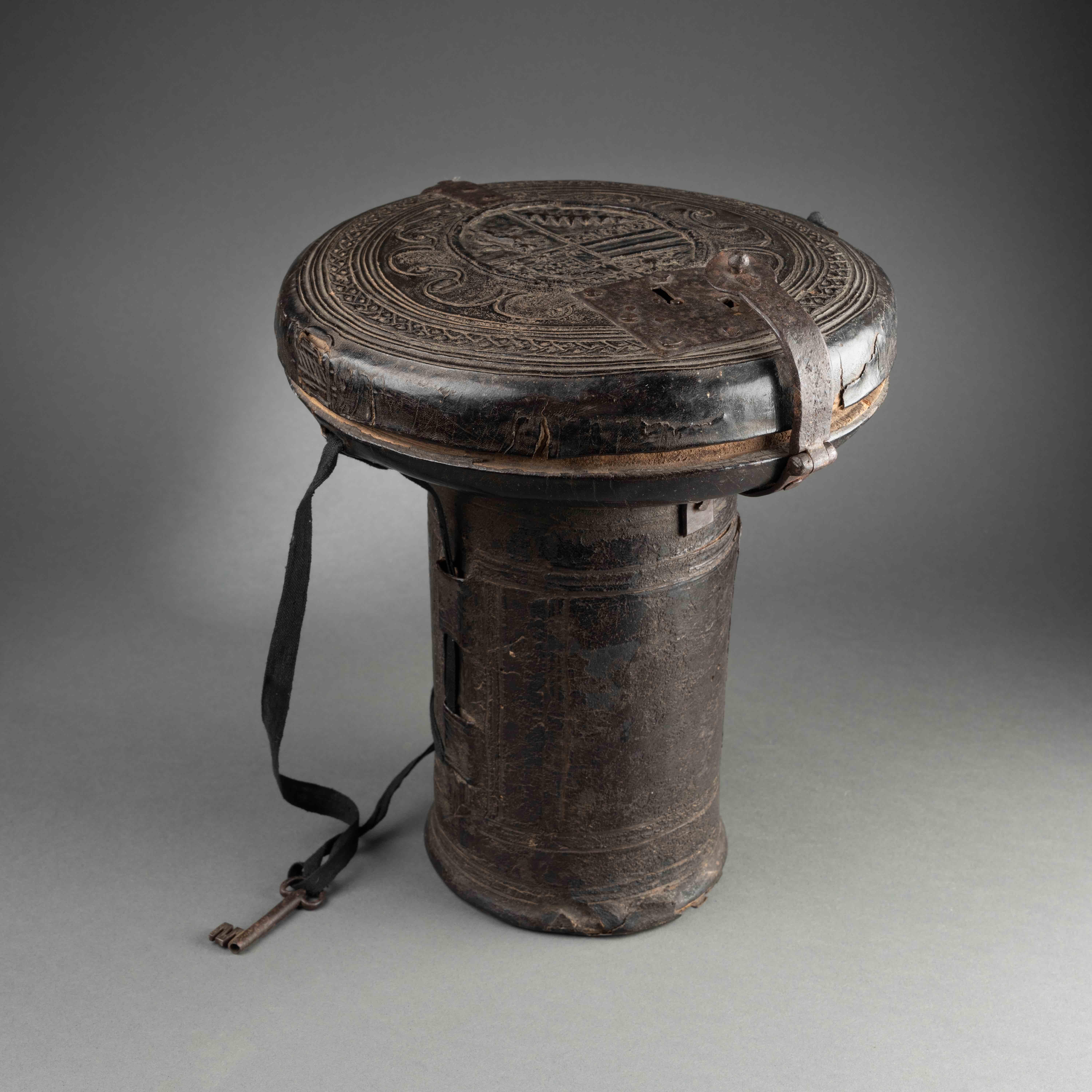 Florentine leather casket
Italy, Tuscany 
16th century
leather, iron and wood.


Very rare boiled leather box incised on a wooden core; iron lock.
The central shield is divided into 4 equal sections by a quartered cross and inscribed in a