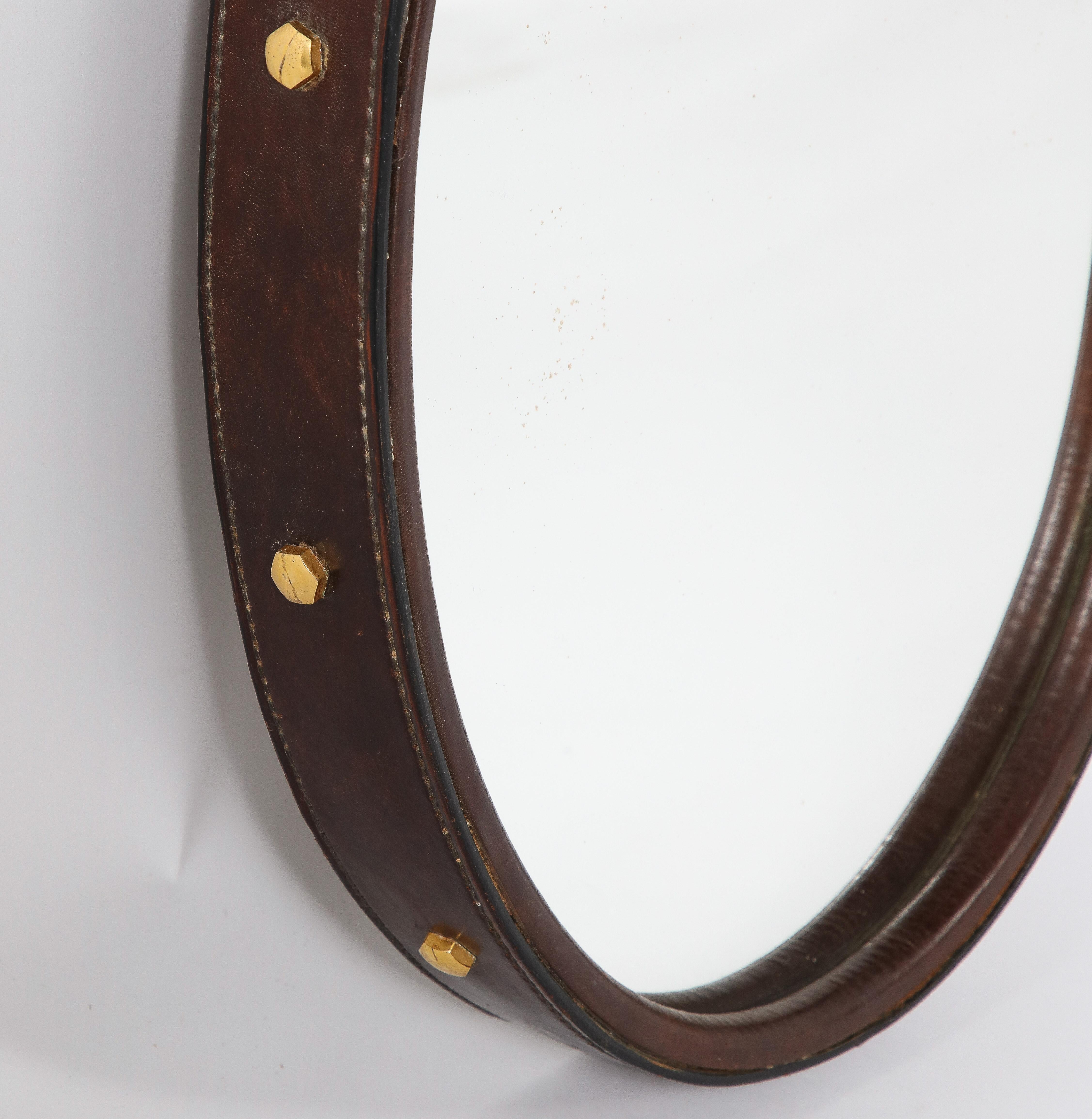 Milieu du XXe siècle Miroir ovale florentin enveloppé de cuir, Italie, années 1960 en vente