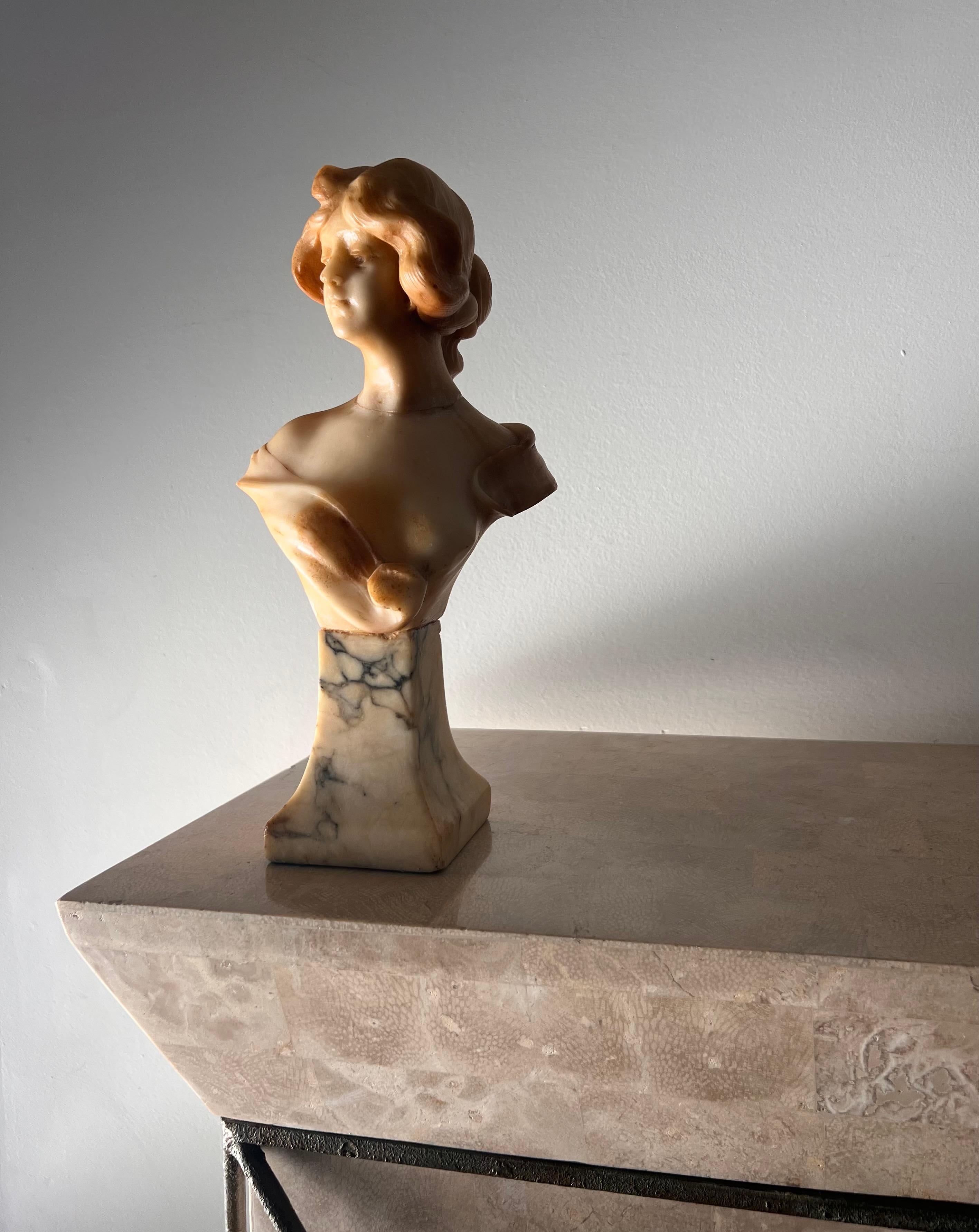 Florentine marble and alabaster bust of a woman, 20th century  For Sale 2