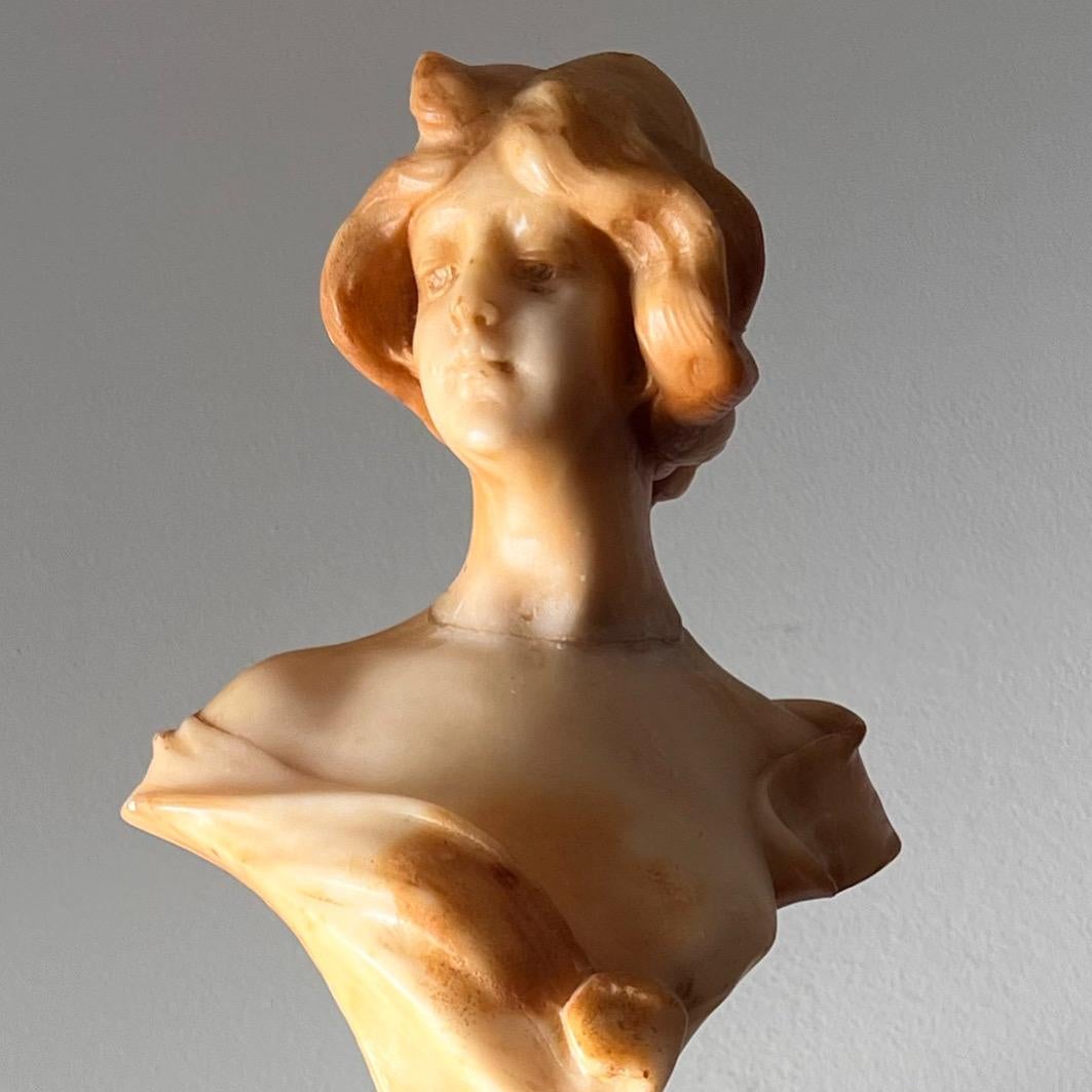 Florentine marble and alabaster bust of a woman, 20th century  For Sale 3