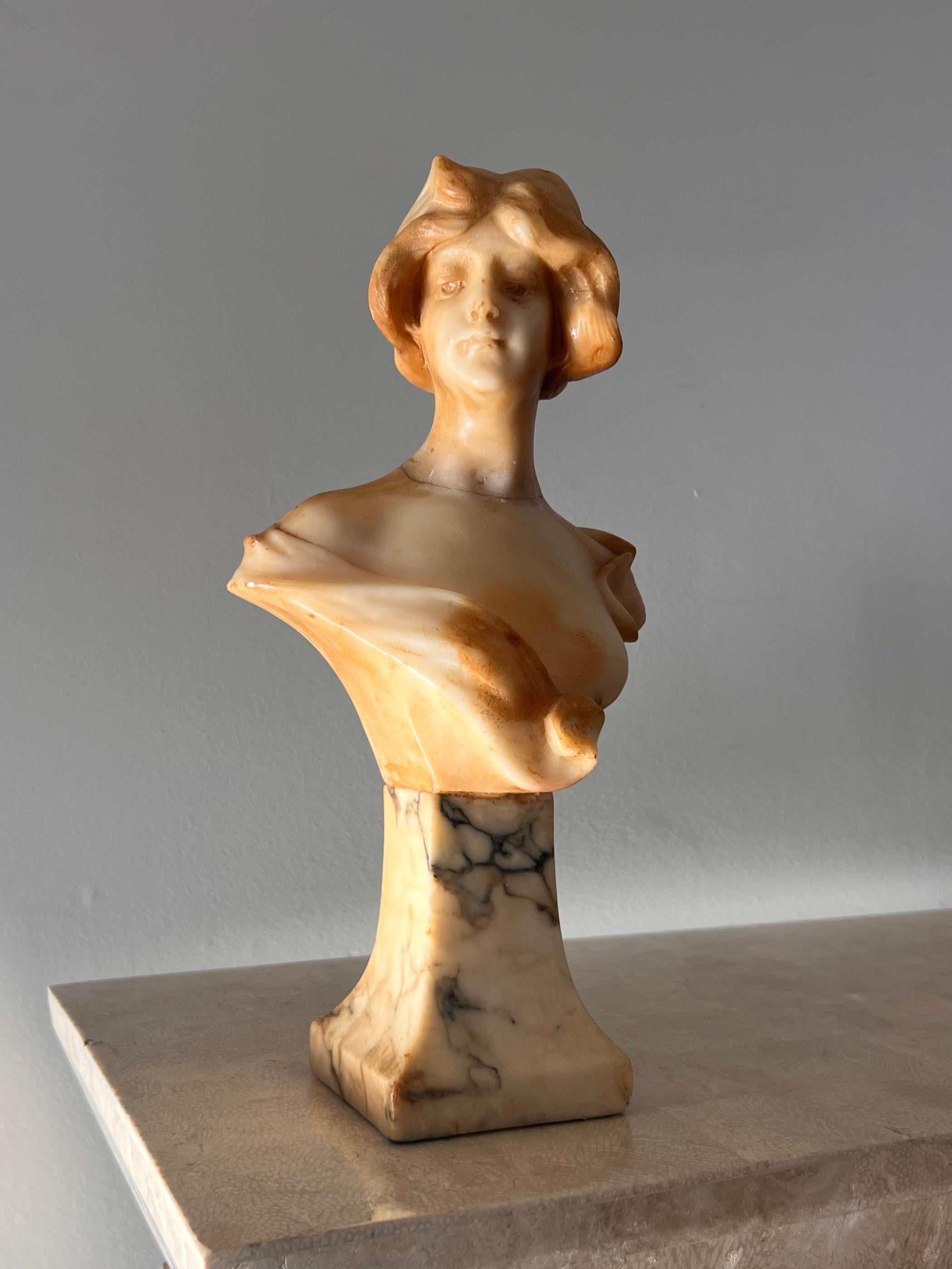 Florentine marble and alabaster bust of a woman, 20th century  For Sale 4