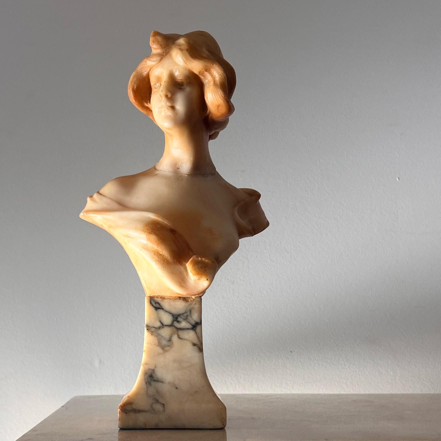 Florentine marble and alabaster bust of a woman, 20th century  For Sale 6