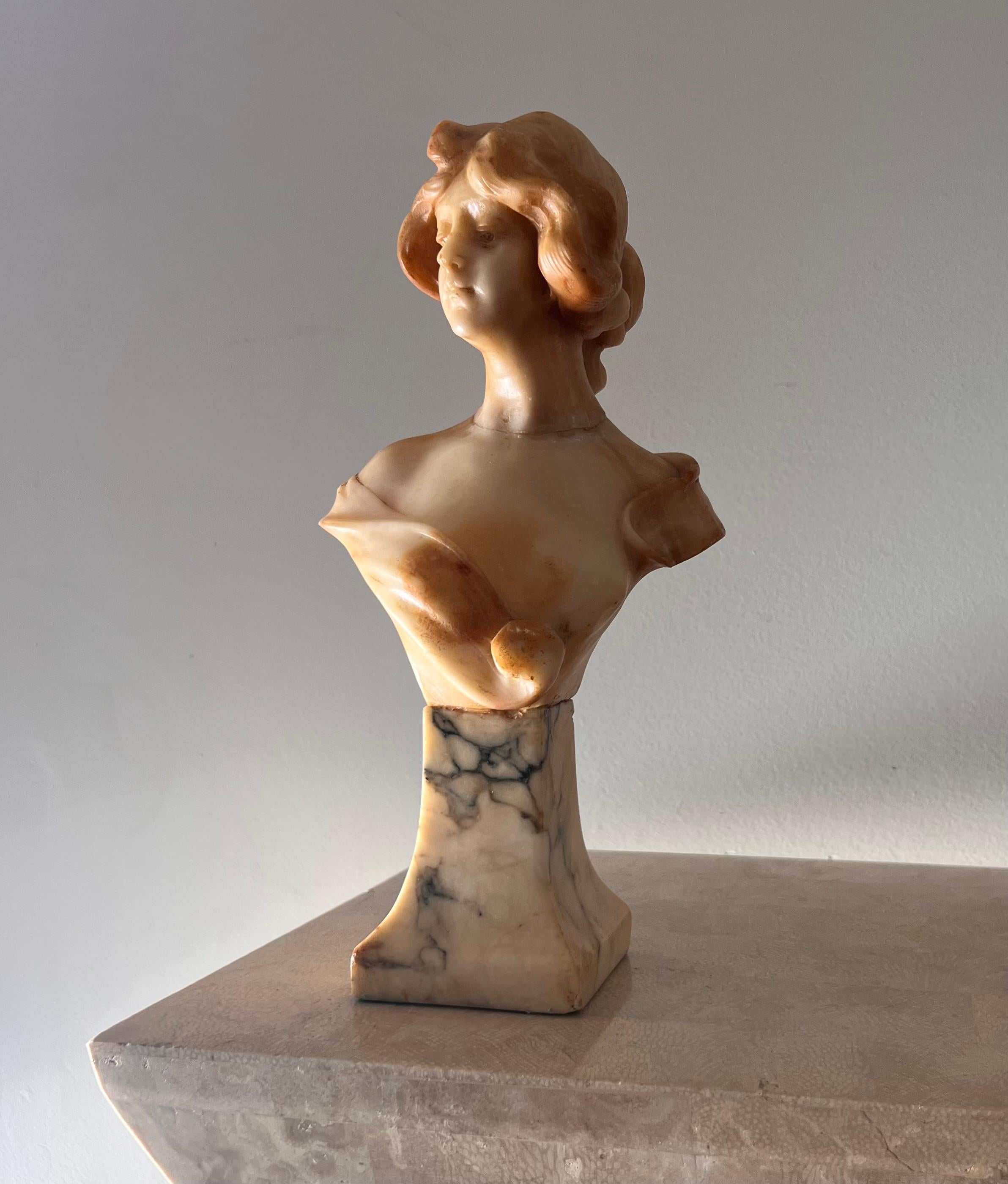 Florentine marble and alabaster bust of a woman, 20th century  For Sale 7