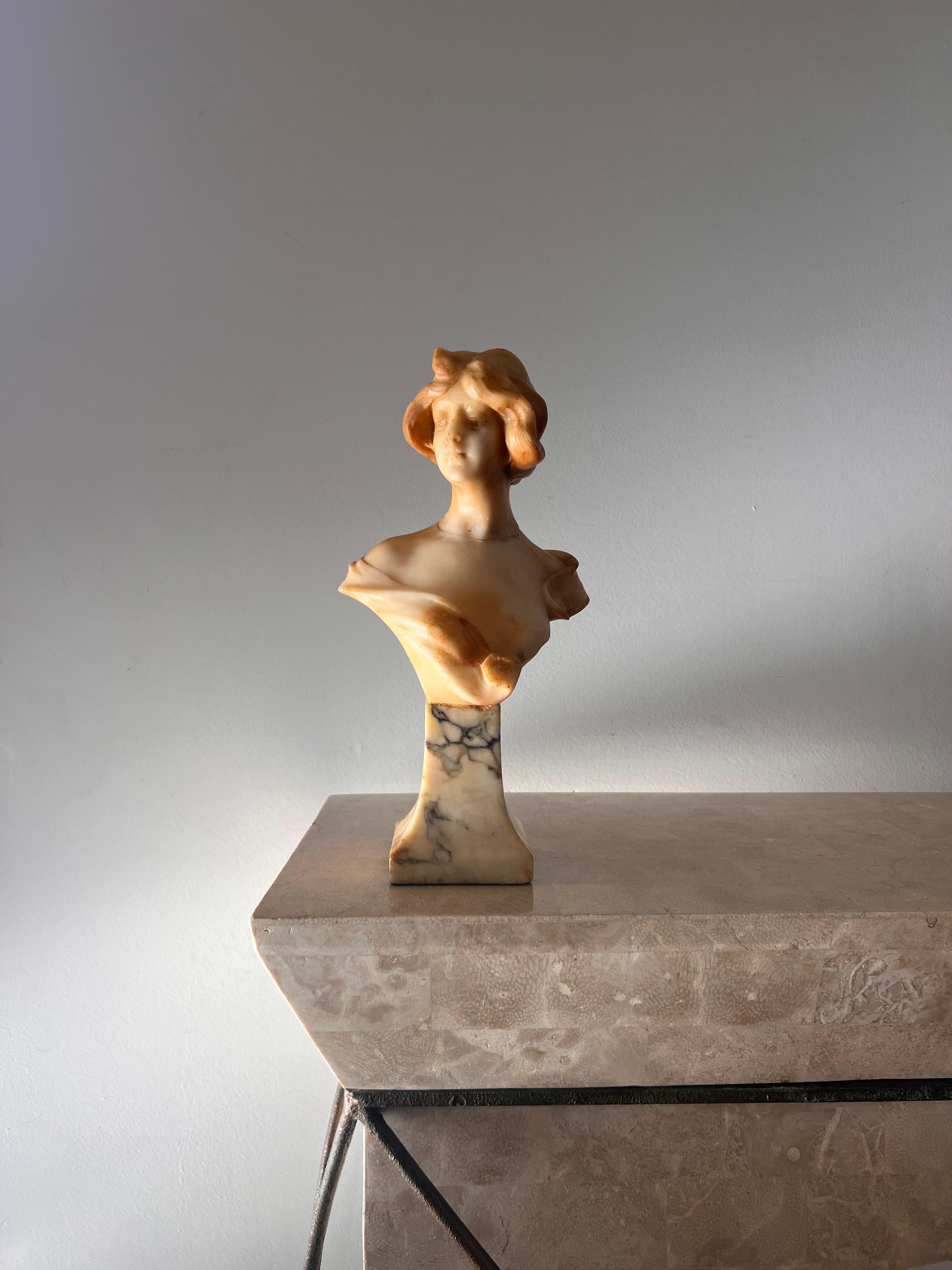 Florentine marble and alabaster bust of a woman, 20th century  For Sale 8