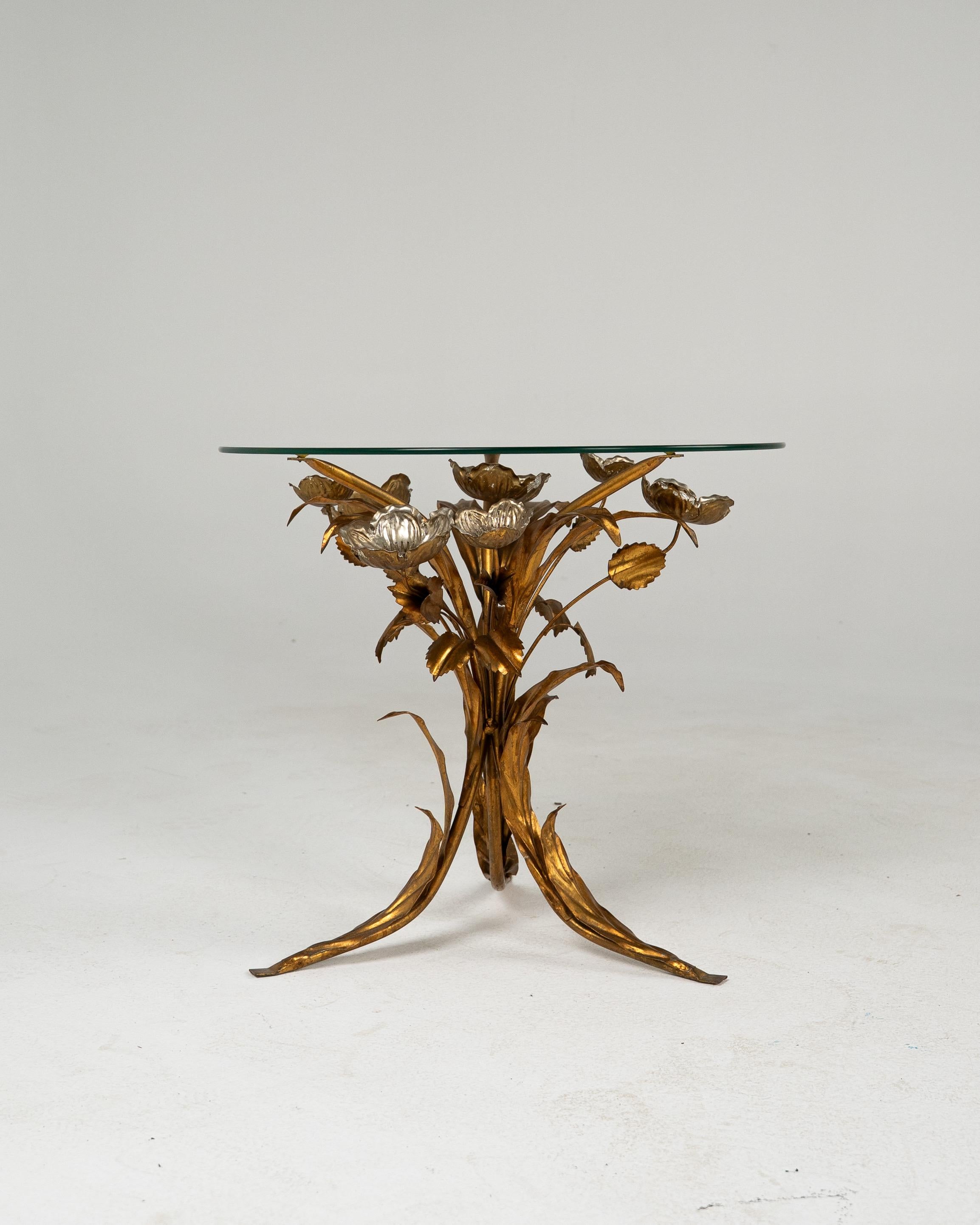 Florentine Gilded Flower Coffee Table by Hans Kögl, Germany, 1970s – Vintage Hollywood Regency Design

A captivating vintage coffee table designed by renowned German designer Hans Kögl, crafted in the 1970s. This elegant piece features a sculptural