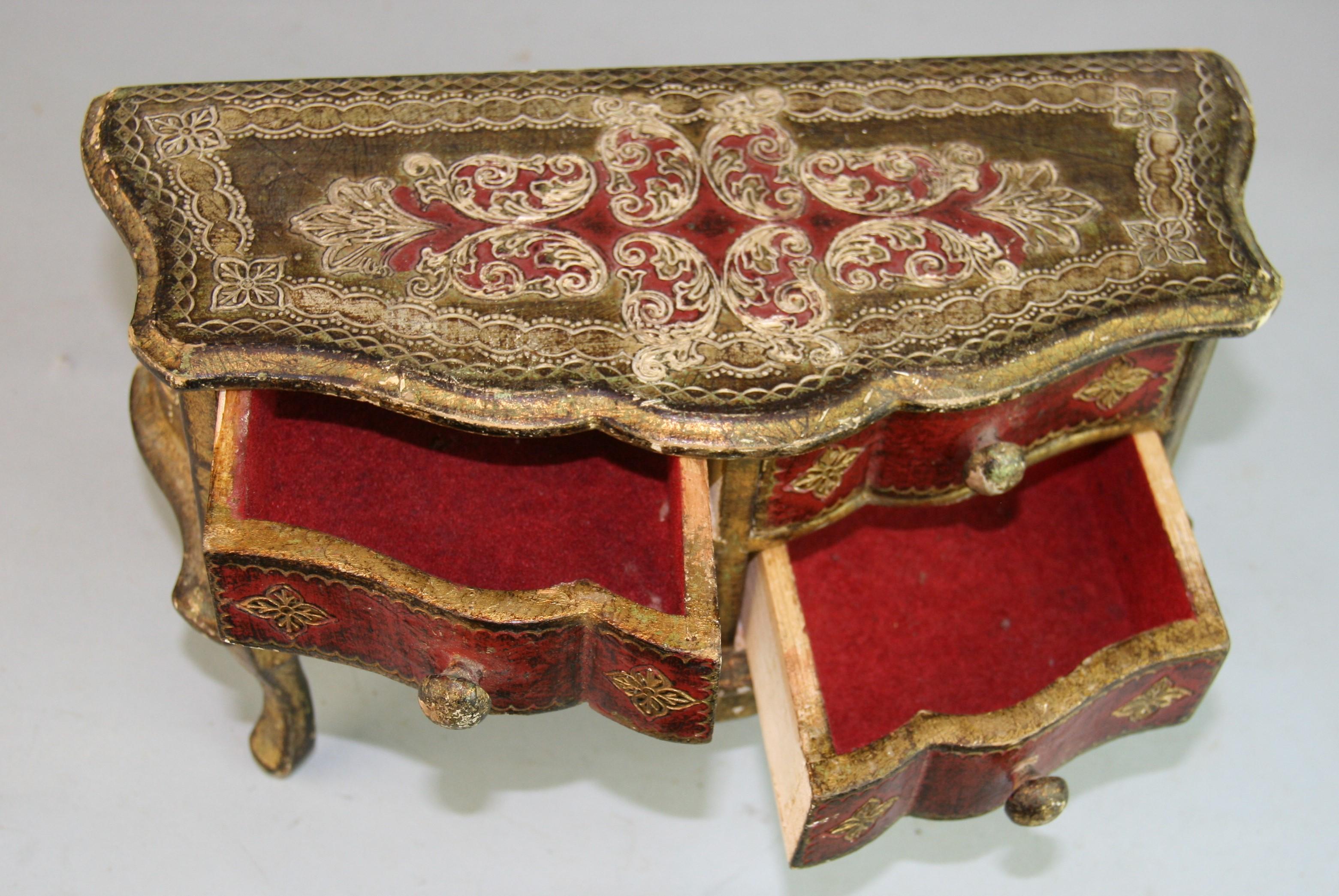Cómoda florentina en miniatura como joyero Años 60 en venta 3