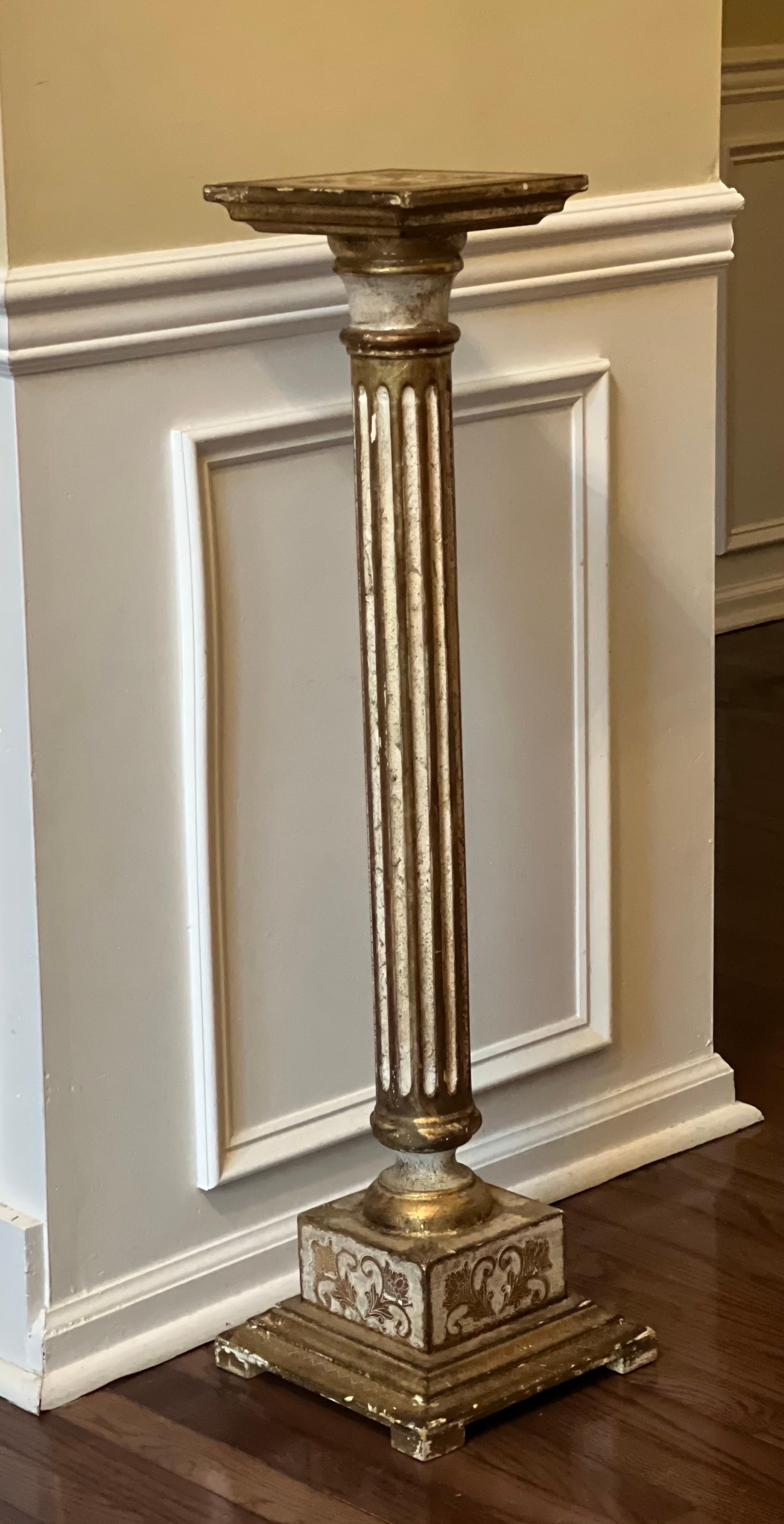 Florentine Neoclassical Fluted Cream and Gold Gilt Painted Column Pedestal For Sale 5