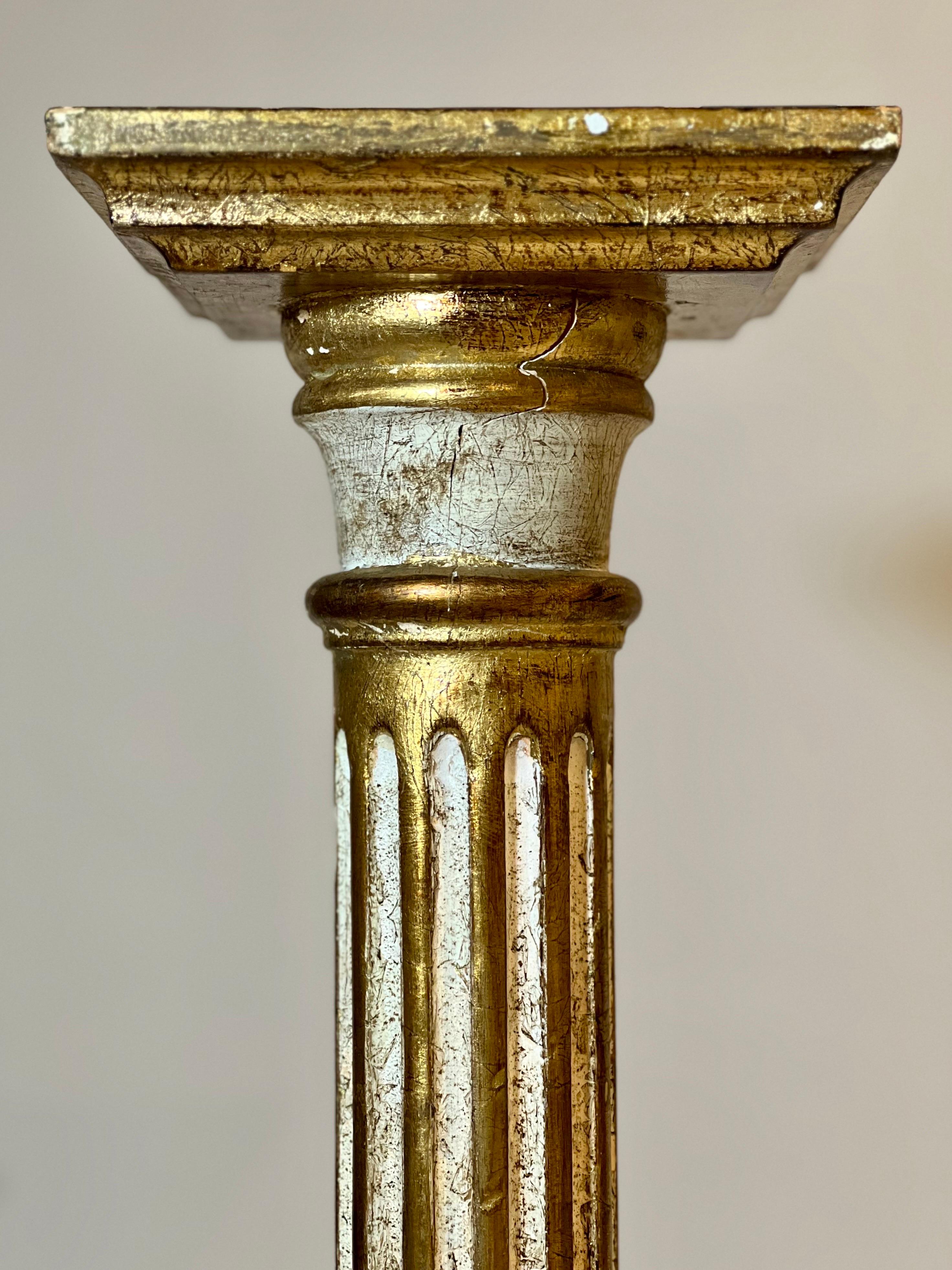 Florentine Neoclassical Fluted Cream and Gold Gilt Painted Column Pedestal In Good Condition For Sale In Doylestown, PA