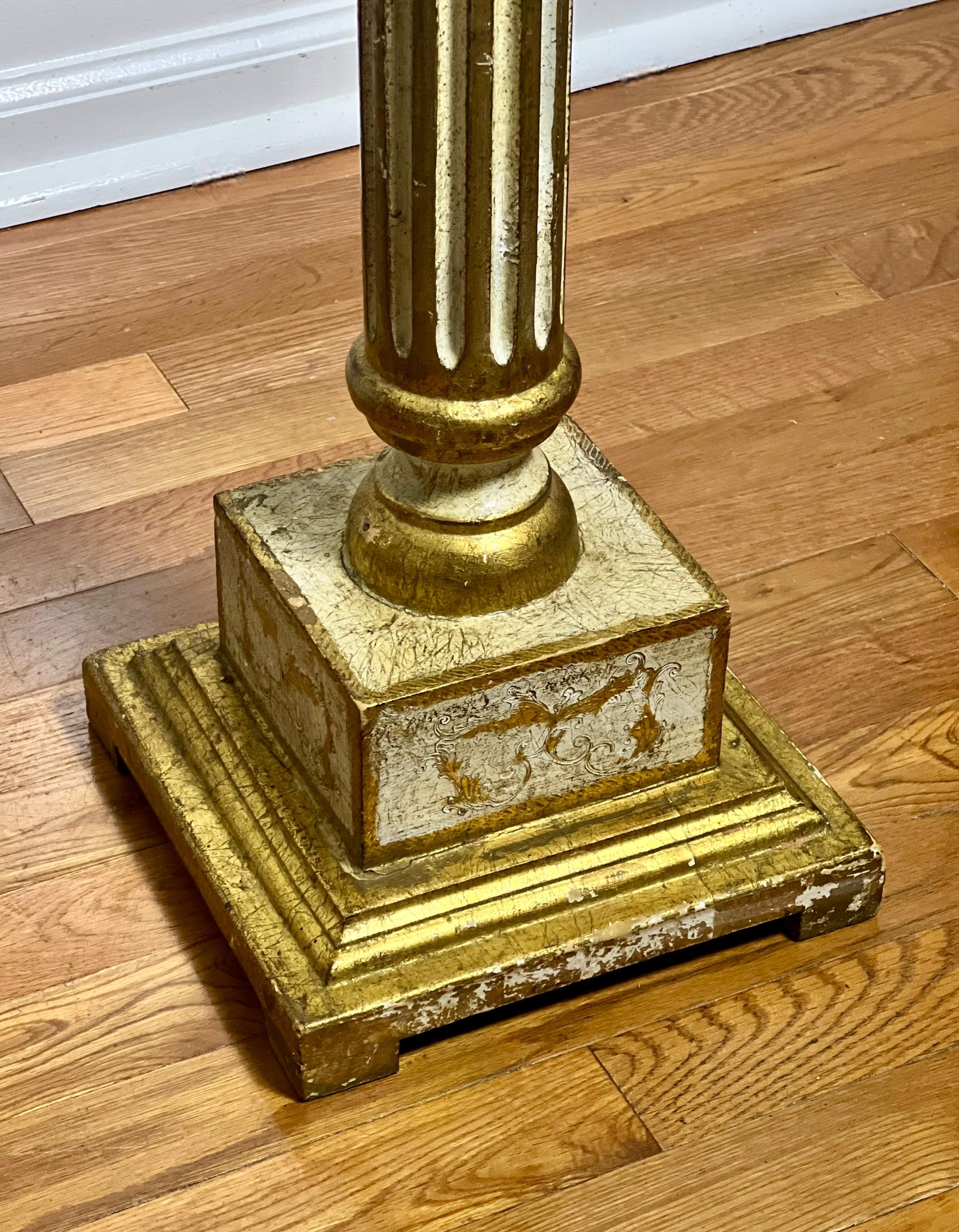 Pedestal florentino neoclásico acanalado dorado y pintado en crema, Italia, 1940 en venta 3