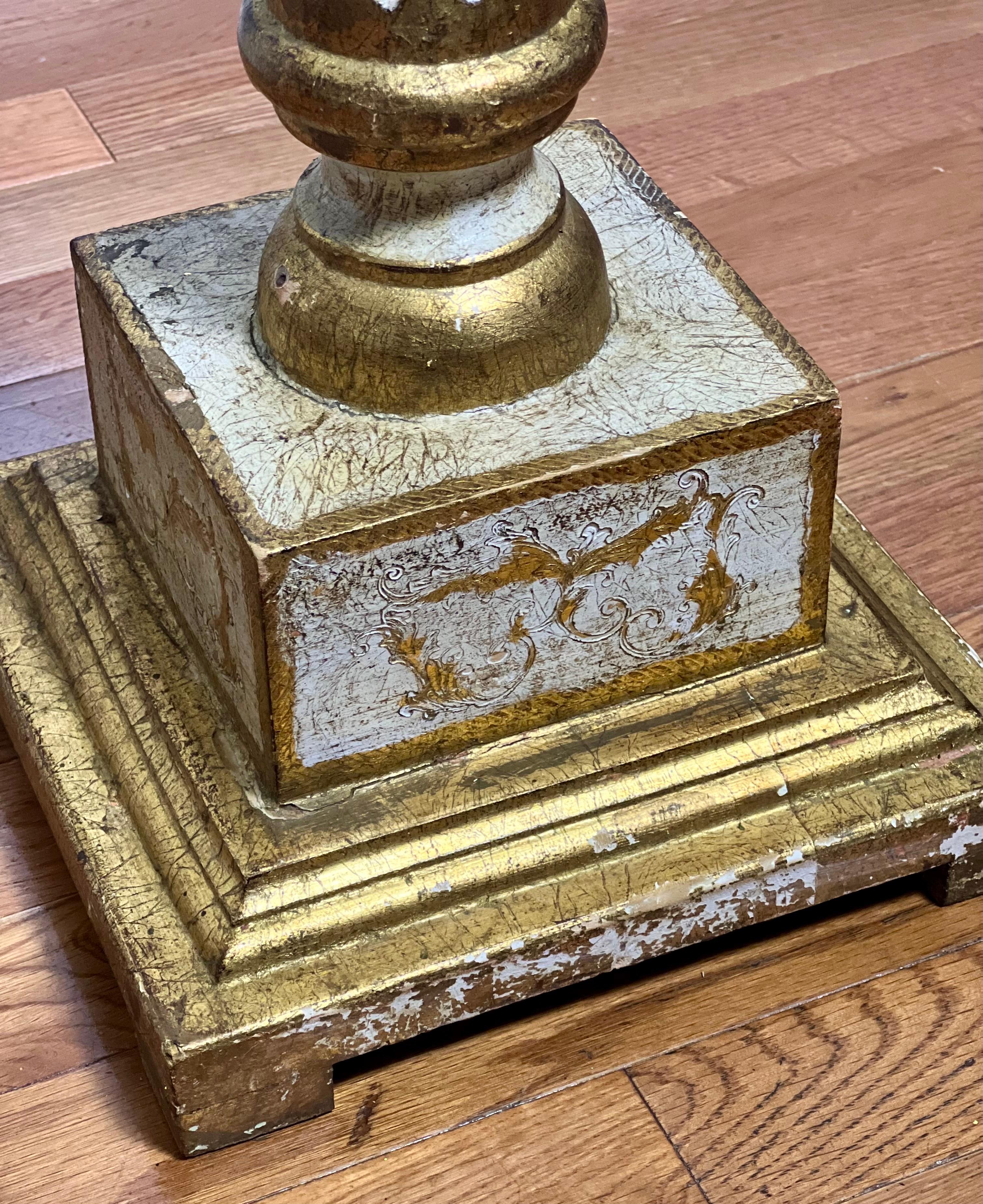 Pedestal florentino neoclásico acanalado dorado y pintado en crema, Italia, 1940 en venta 4