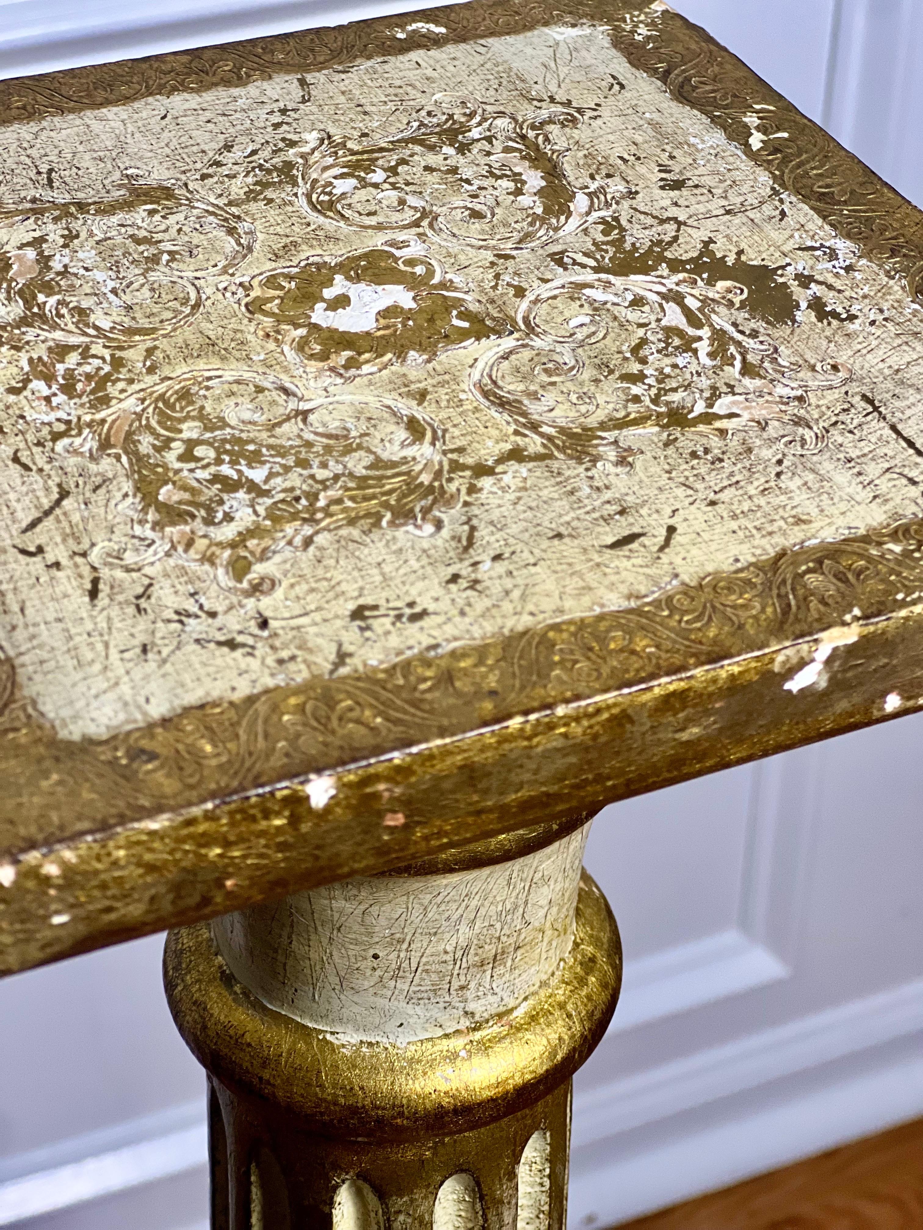Pedestal florentino neoclásico acanalado dorado y pintado en crema, Italia, 1940 en venta 5