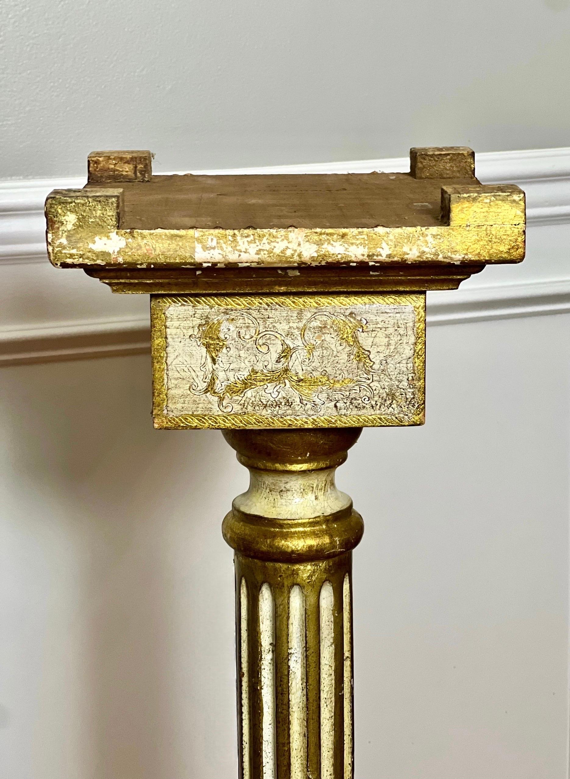 Pedestal florentino neoclásico acanalado dorado y pintado en crema, Italia, 1940 en venta 6