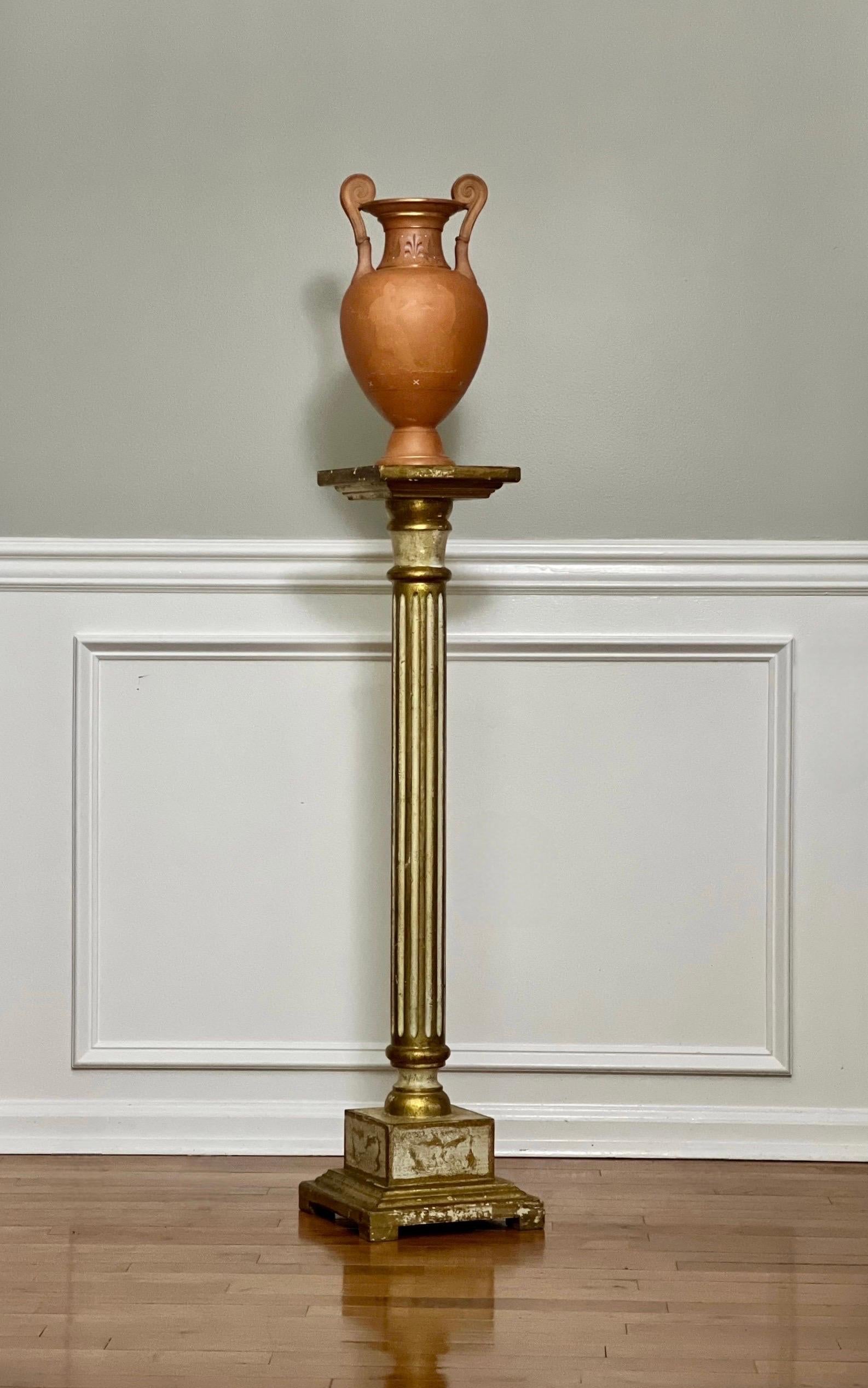 Pedestal florentino neoclásico acanalado dorado y pintado en crema, Italia, 1940 en venta 7