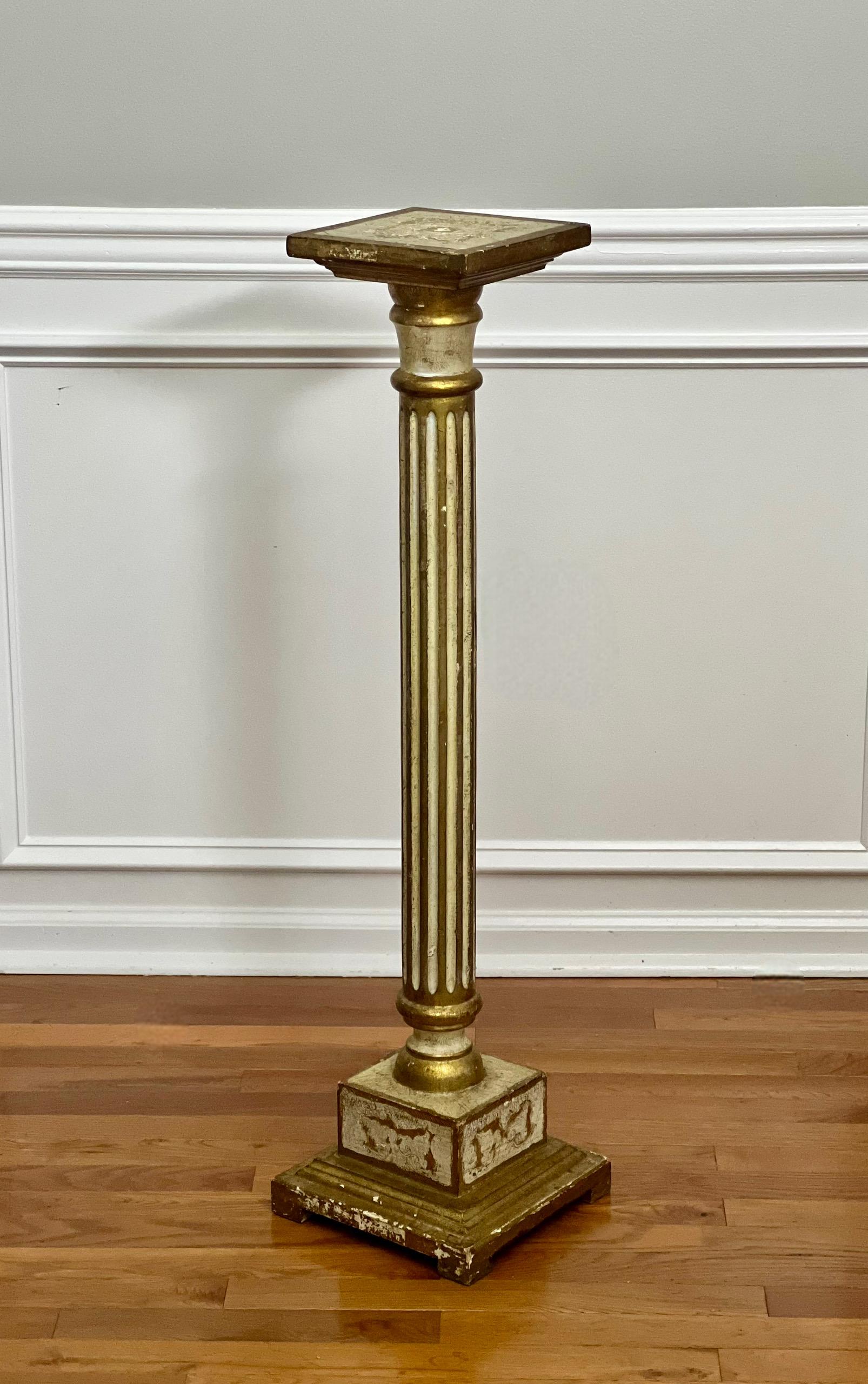 Pedestal de columna de estilo neoclásico con parcela dorada y pintada de crema veneciana de Gesso, Italia, c. 1940. Presenta una parte superior cuadrada sobre una columna estriada y un zócalo cuadrado sobre una base escalonada con patas, decorada