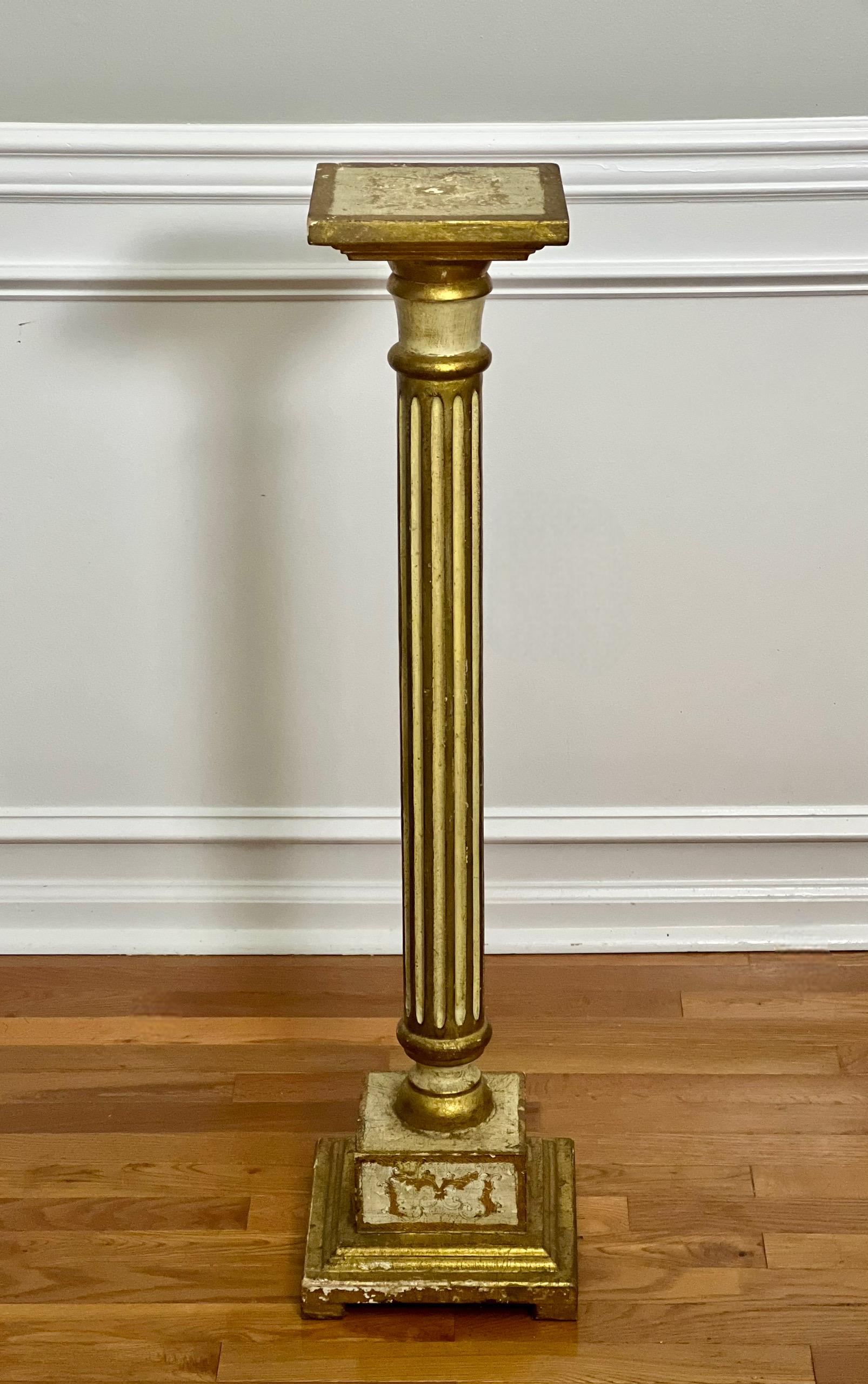 Pedestal florentino neoclásico acanalado dorado y pintado en crema, Italia, 1940 Neoclásico en venta
