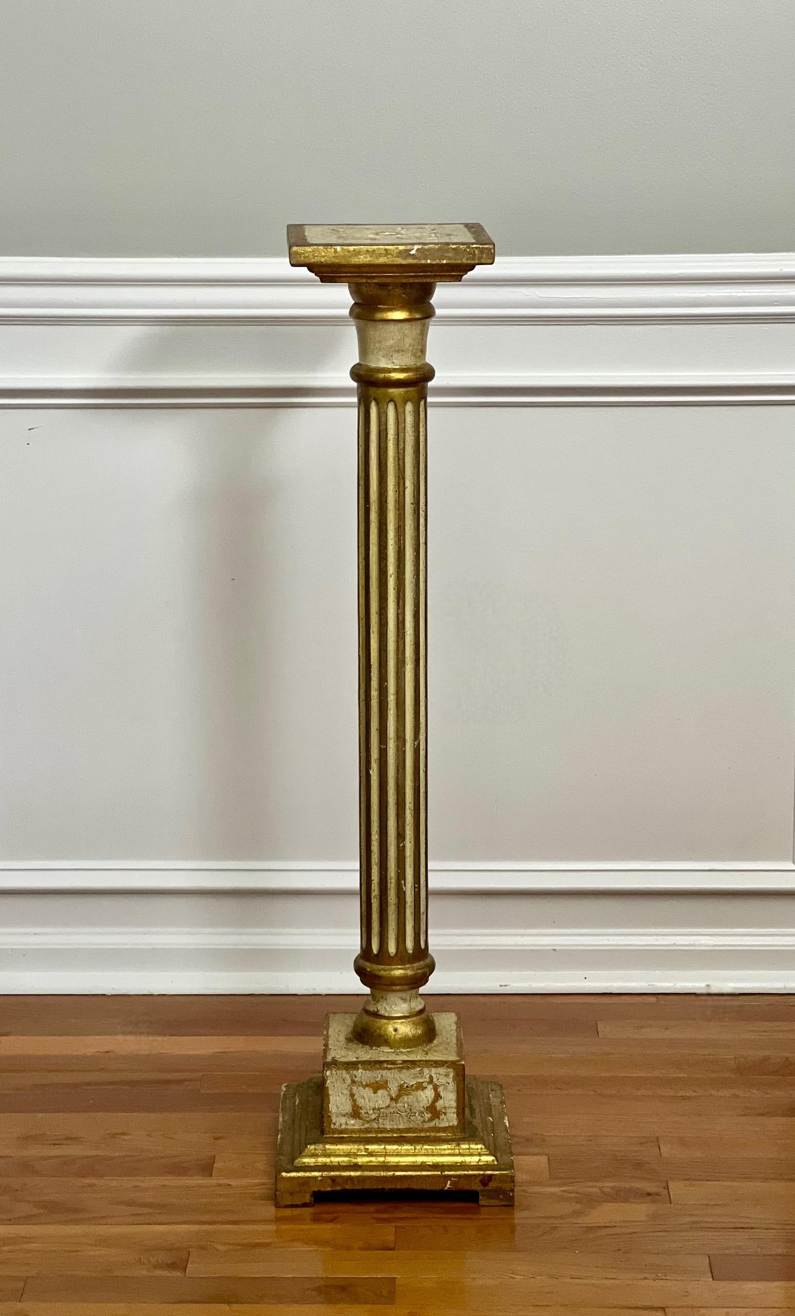 Pedestal florentino neoclásico acanalado dorado y pintado en crema, Italia, 1940 Dorado en venta