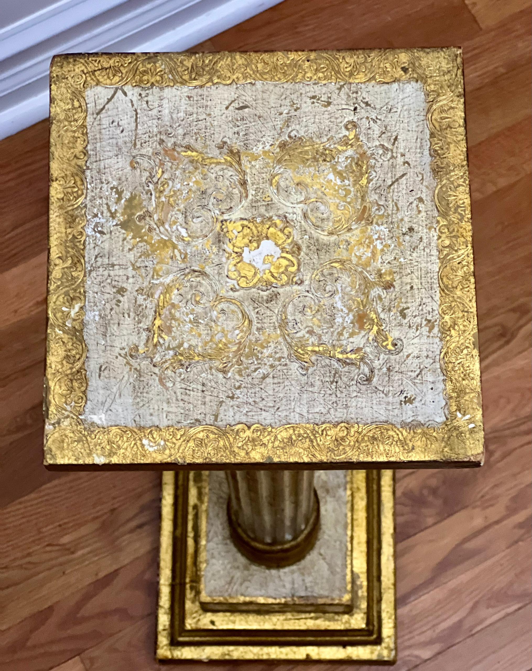 Pedestal florentino neoclásico acanalado dorado y pintado en crema, Italia, 1940 en Bueno estado para la venta en Doylestown, PA