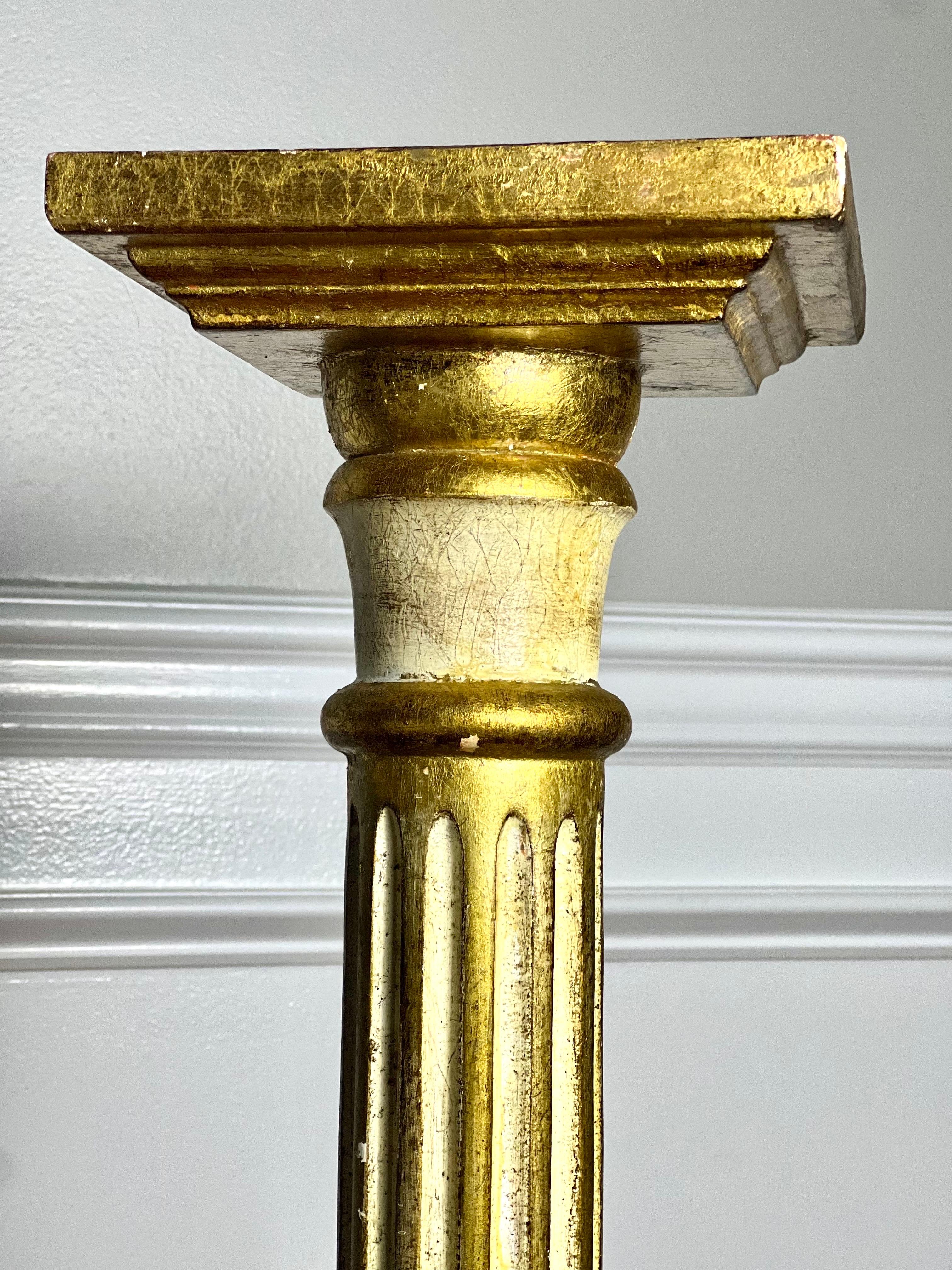 Pedestal florentino neoclásico acanalado dorado y pintado en crema, Italia, 1940 mediados del siglo XX en venta